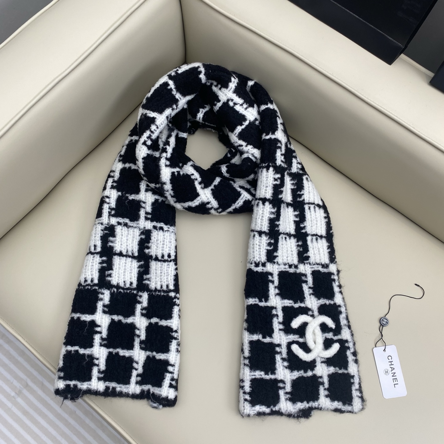  CHANEL 黑白格设计针织围巾，
优雅气质系列，100%羊绒，触感柔软似棉花蓬松，亲肤舒适～