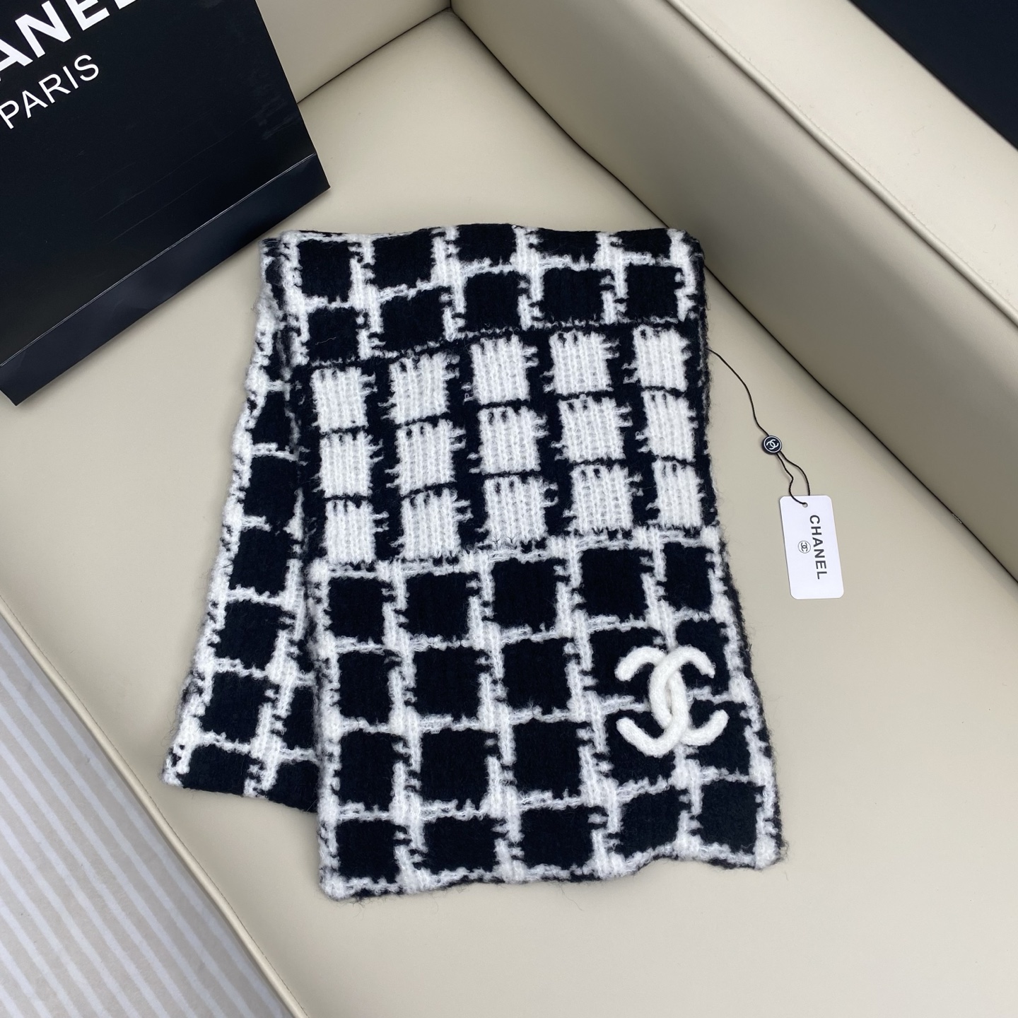  CHANEL 黑白格设计针织围巾，
优雅气质系列，100%羊绒，触感柔软似棉花蓬松，亲肤舒适～