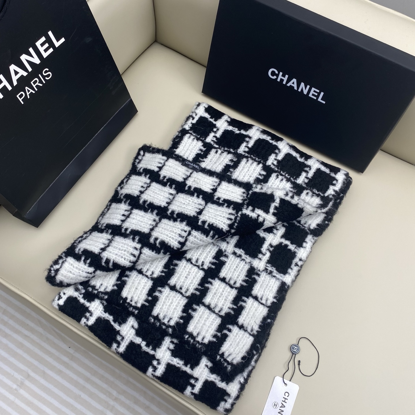  CHANEL 黑白格设计针织围巾，
优雅气质系列，100%羊绒，触感柔软似棉花蓬松，亲肤舒适～