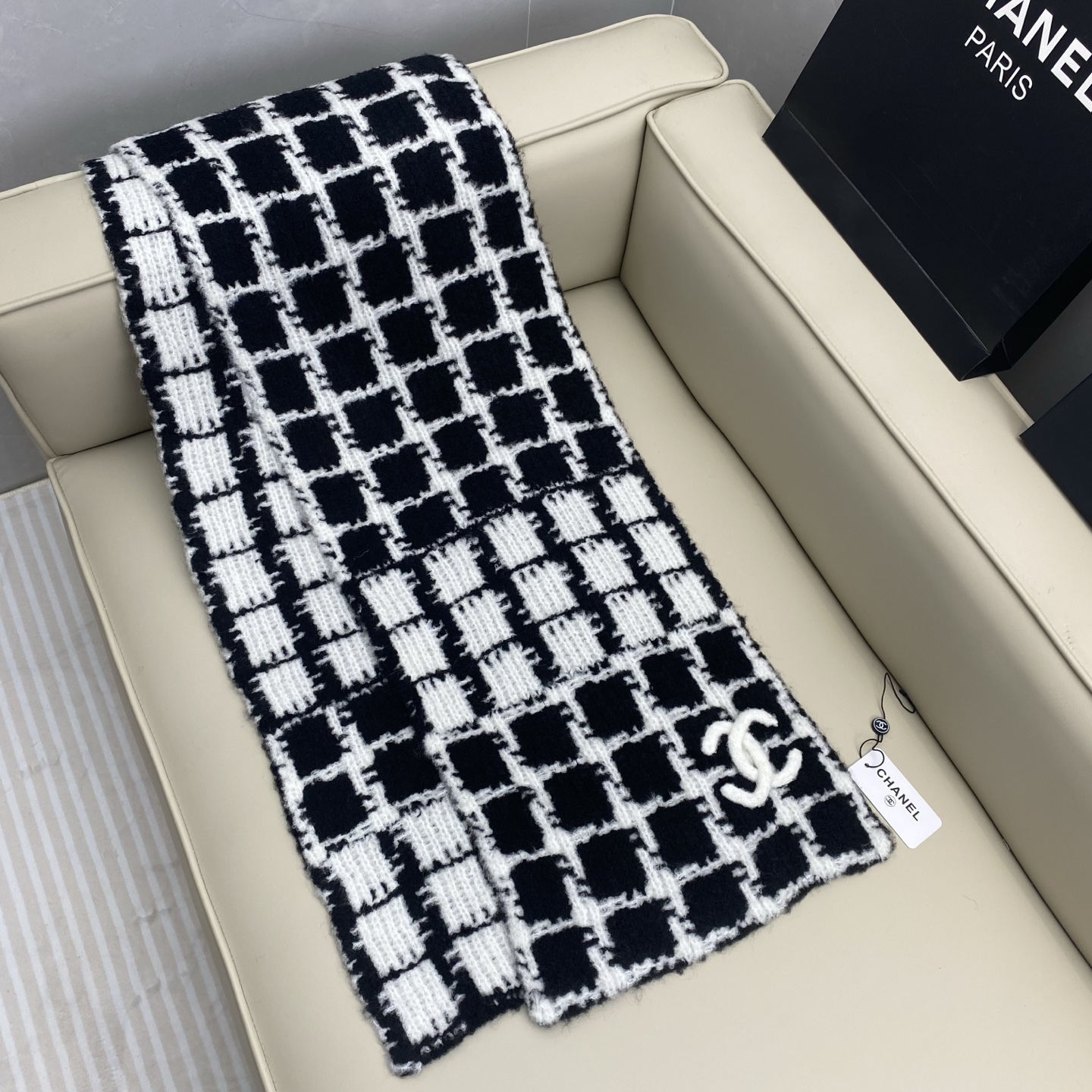  CHANEL 黑白格设计针织围巾，
优雅气质系列，100%羊绒，触感柔软似棉花蓬松，亲肤舒适～