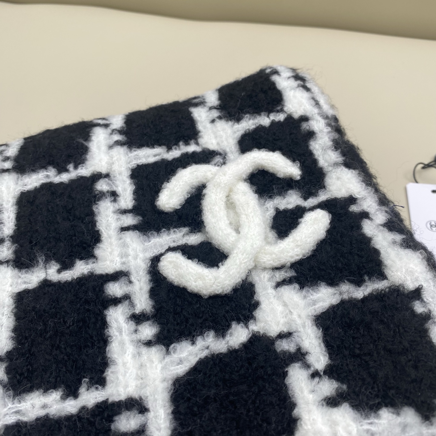  CHANEL 黑白格设计针织围巾，
优雅气质系列，100%羊绒，触感柔软似棉花蓬松，亲肤舒适～