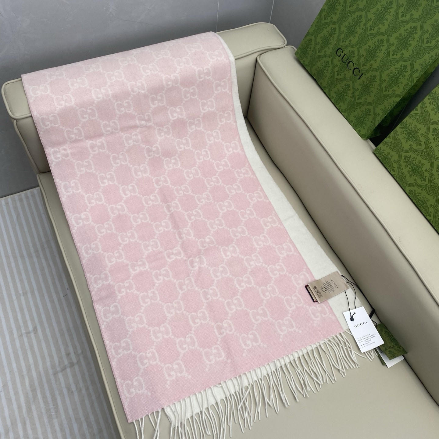 专柜同步古奇【双G提花渐变色披肩】精工高密度字体清晰 面料为客供100%羊绒(和专柜一致) ❗️手感柔软