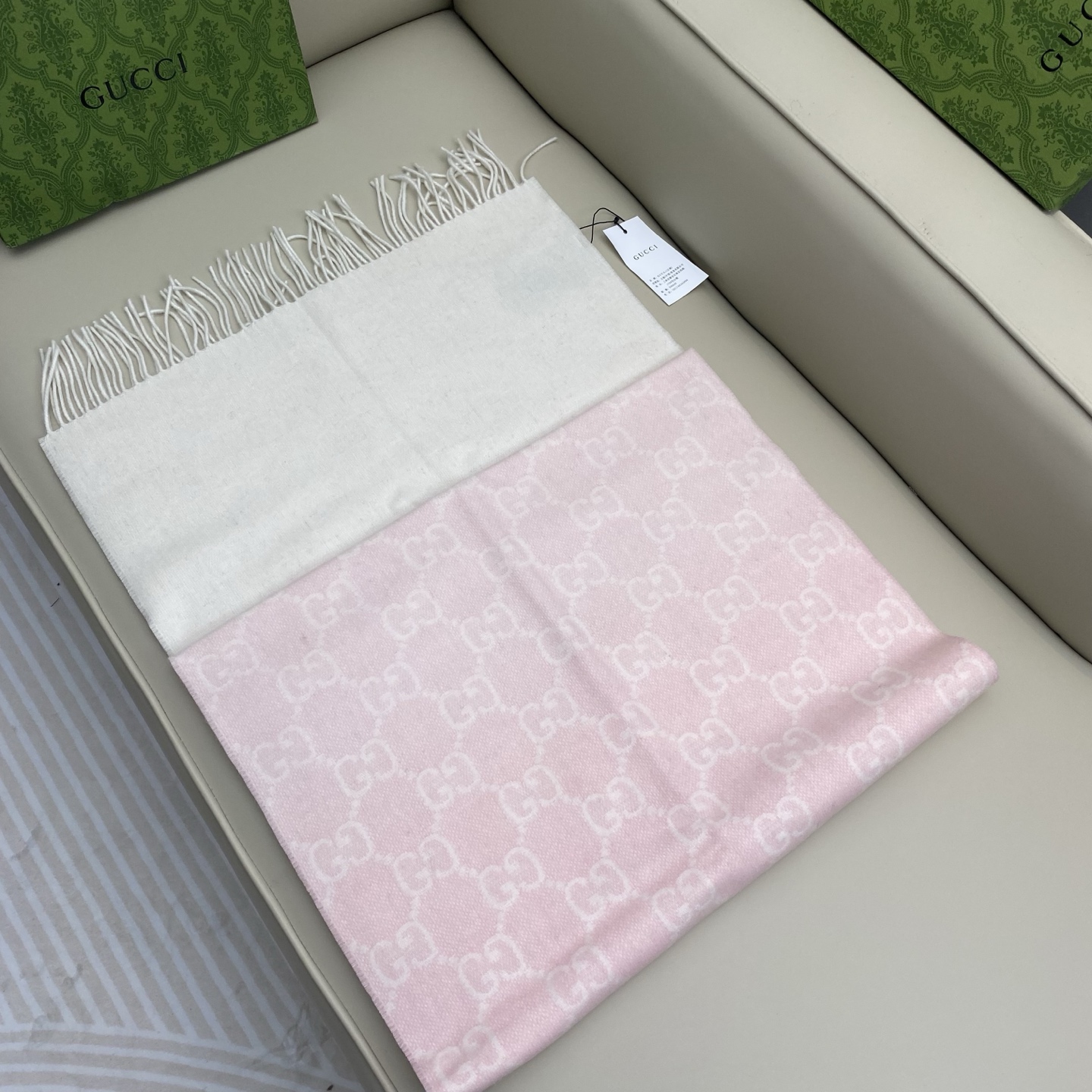 专柜同步古奇【双G提花渐变色披肩】精工高密度字体清晰 面料为客供100%羊绒(和专柜一致) ❗️手感柔软