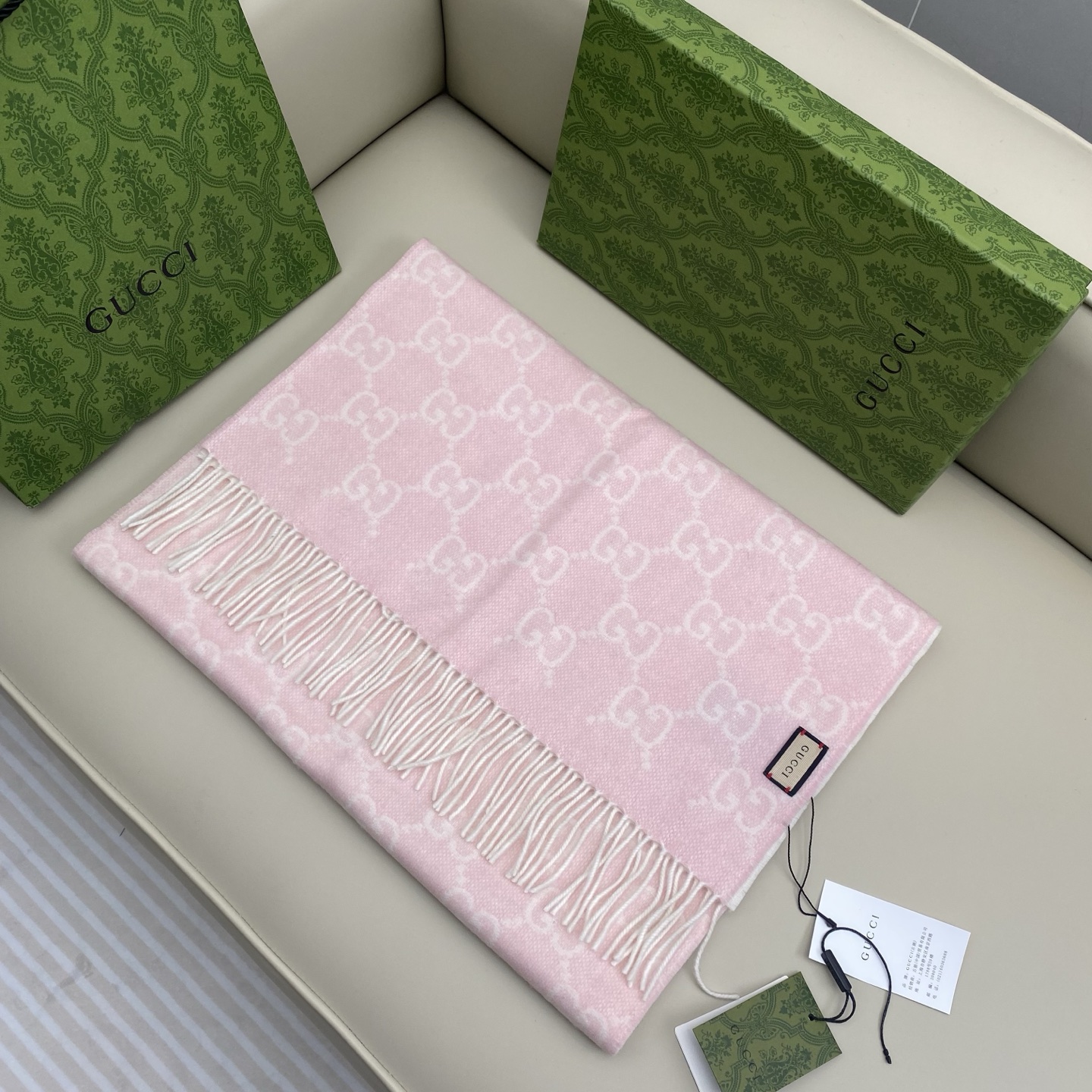 专柜同步古奇【双G提花渐变色披肩】精工高密度字体清晰 面料为客供100%羊绒(和专柜一致) ❗️手感柔软