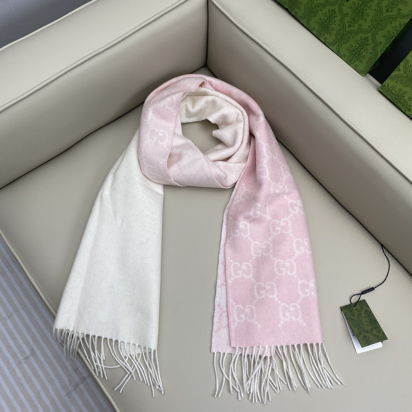 专柜同步古奇【双G提花渐变色披肩】精工高密度字体清晰 面料为客供100%羊绒(和专柜一致) ❗️手感柔软