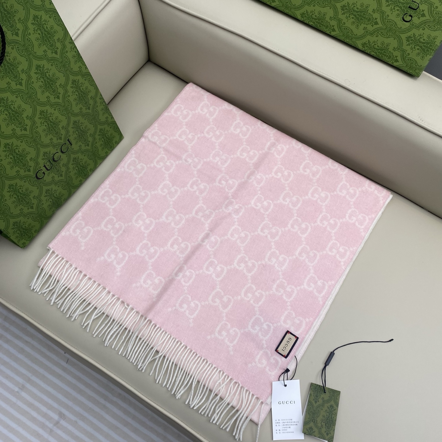 专柜同步古奇【双G提花渐变色披肩】精工高密度字体清晰 面料为客供100%羊绒(和专柜一致) ❗️手感柔软