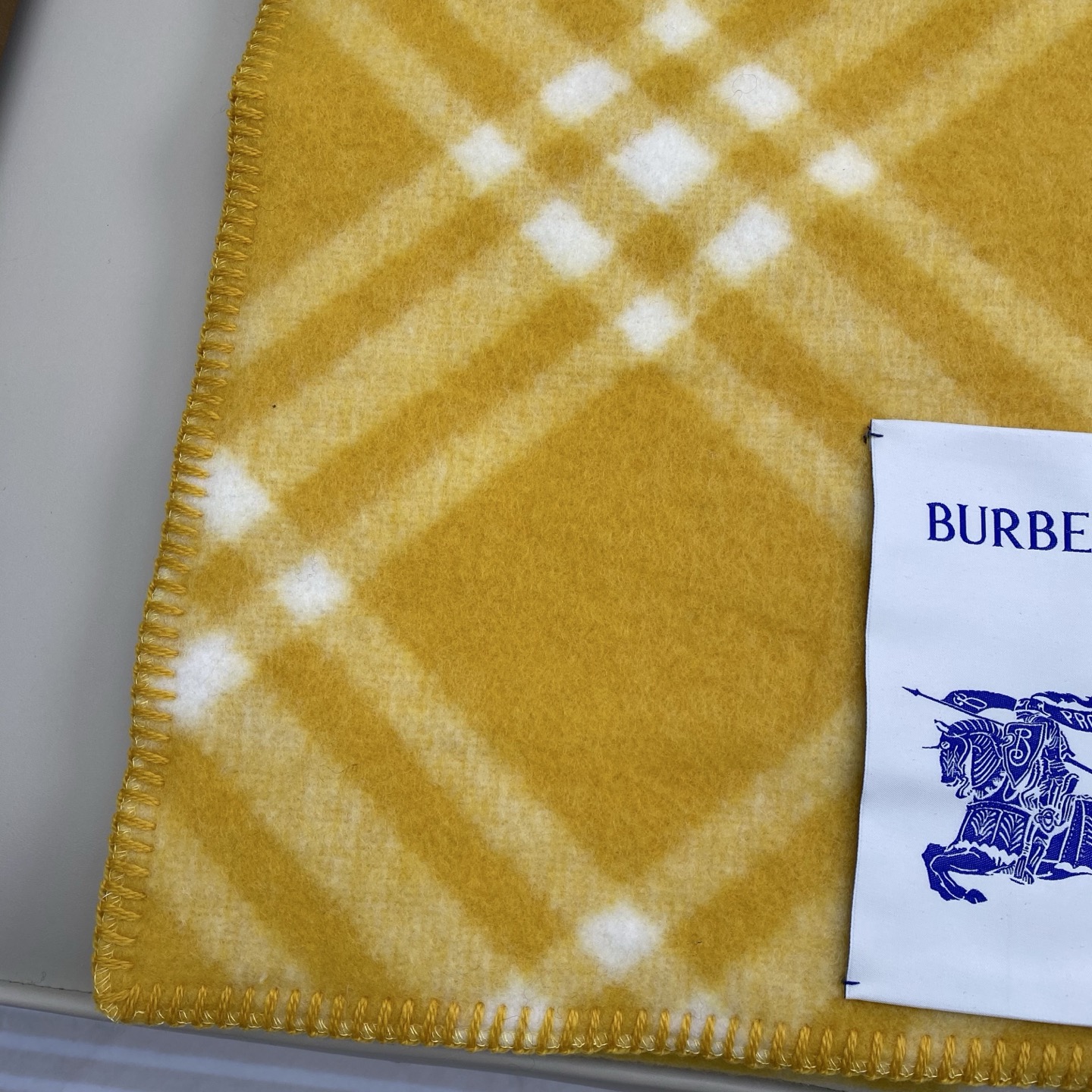 P205（全智贤同款，百分百对版）
Burberry可遇不可求的王炸级单品，绝对是独家级别，工艺与材料完全与正品无区别，粗犷耐用，厚实保暖 立体感十足，百分之百对版❤️冬季里绝对不能少的一件单品，但是你千万别拿市场上廉价的货色来磕碜自己❗️这款围巾可以承包一辈子的爱，明星达人一起追捧款。创造时尚不羁的造型，保暖系数无敌❗️不管你是大明星还是素人，围上都是一样的气场全开～男女适用，最佳情侣款‼️超值到哭😭 ❗️自留必须自留哈.182x30厘米 -100%精选羊毛，手工穿线包边❗️
