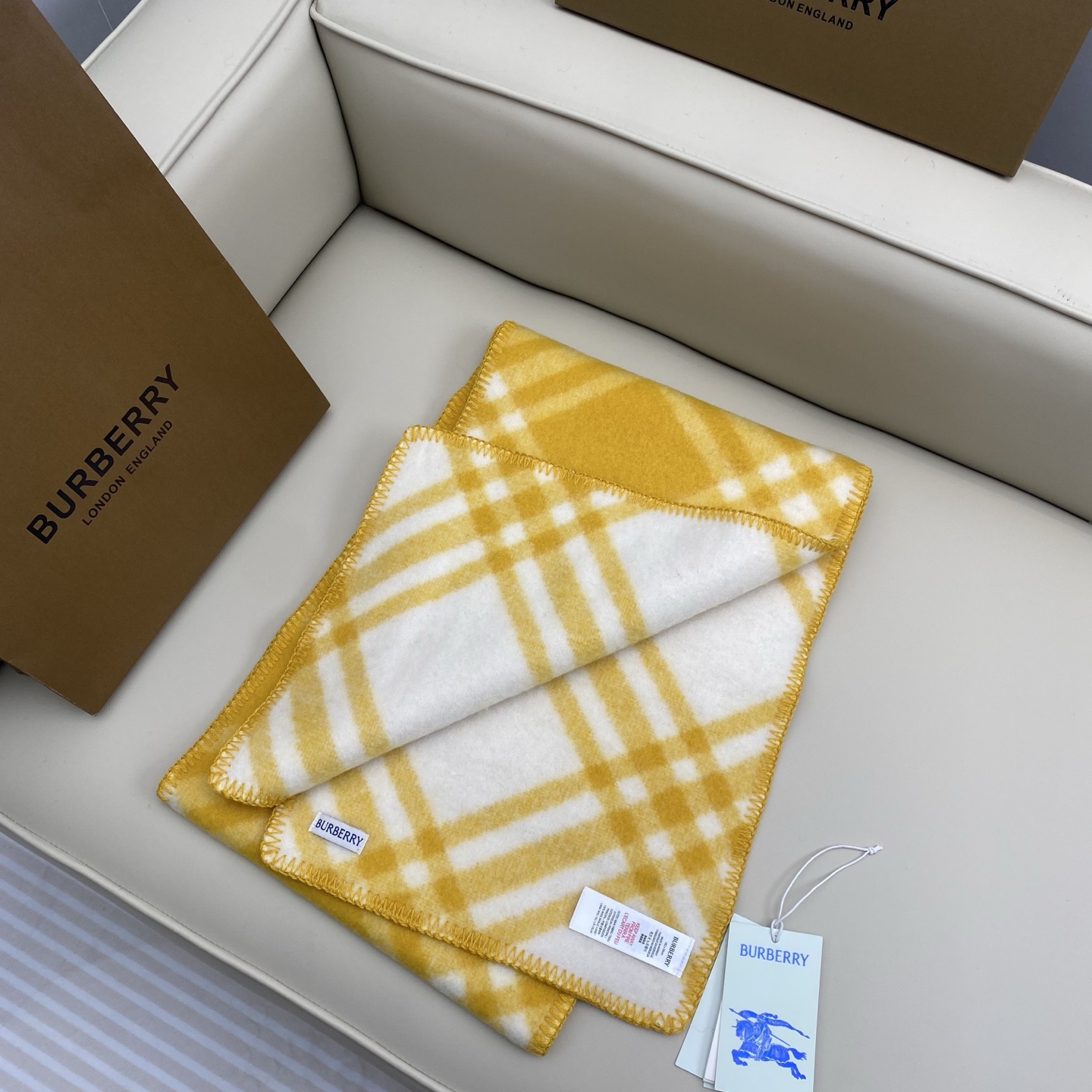 P205（全智贤同款，百分百对版）
Burberry可遇不可求的王炸级单品，绝对是独家级别，工艺与材料完全与正品无区别，粗犷耐用，厚实保暖 立体感十足，百分之百对版❤️冬季里绝对不能少的一件单品，但是你千万别拿市场上廉价的货色来磕碜自己❗️这款围巾可以承包一辈子的爱，明星达人一起追捧款。创造时尚不羁的造型，保暖系数无敌❗️不管你是大明星还是素人，围上都是一样的气场全开～男女适用，最佳情侣款‼️超值到哭😭 ❗️自留必须自留哈.182x30厘米 -100%精选羊毛，手工穿线包边❗️