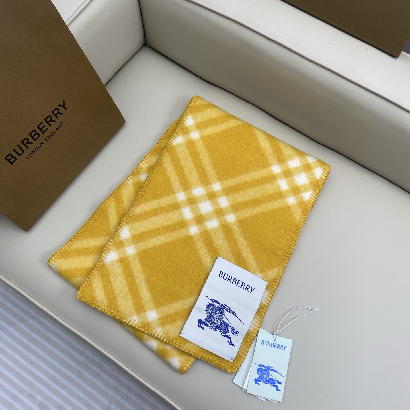 P205（全智贤同款，百分百对版）
Burberry可遇不可求的王炸级单品，绝对是独家级别，工艺与材料完全与正品无区别，粗犷耐用，厚实保暖 立体感十足，百分之百对版❤️冬季里绝对不能少的一件单品，但是你千万别拿市场上廉价的货色来磕碜自己❗️这款围巾可以承包一辈子的爱，明星达人一起追捧款。创造时尚不羁的造型，保暖系数无敌❗️不管你是大明星还是素人，围上都是一样的气场全开～男女适用，最佳情侣款‼️超值到哭😭 ❗️自留必须自留哈.182x30厘米 -100%精选羊毛，手工穿线包边❗️