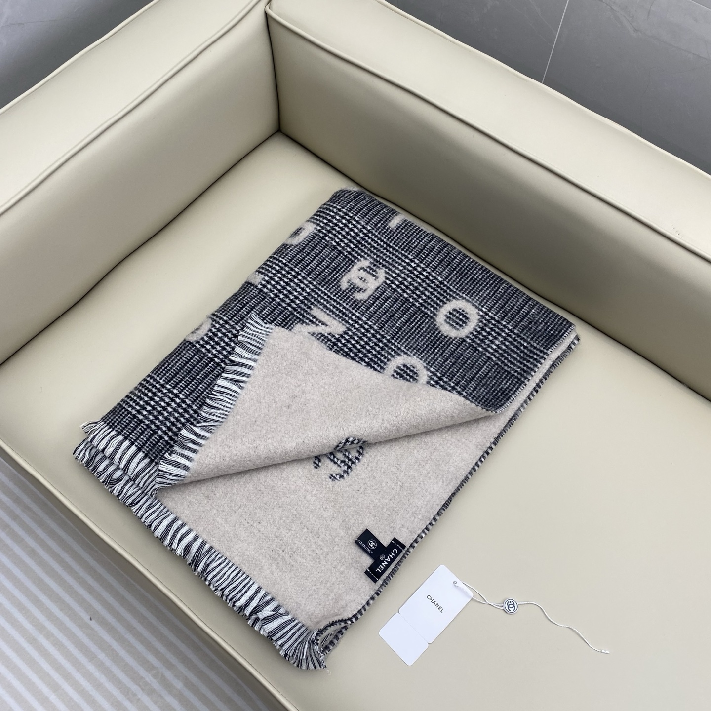  𝐂𝐡𝐚𝐧𝐞𝐥 • 𝟐𝟒𝐁 《Logo格纹围巾》
Size： 190x60cm 56%羊绒34%羊毛10