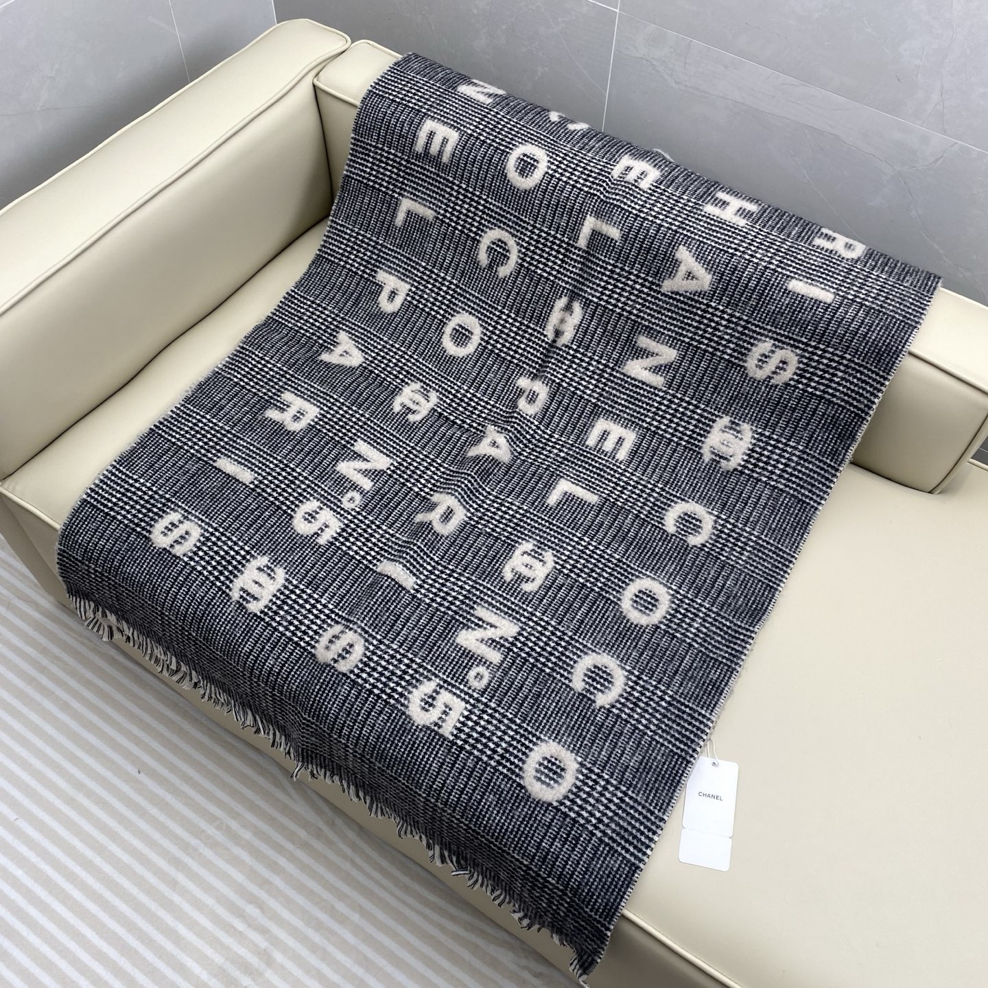  𝐂𝐡𝐚𝐧𝐞𝐥 • 𝟐𝟒𝐁 《Logo格纹围巾》
Size： 190x60cm 56%羊绒34%羊毛10