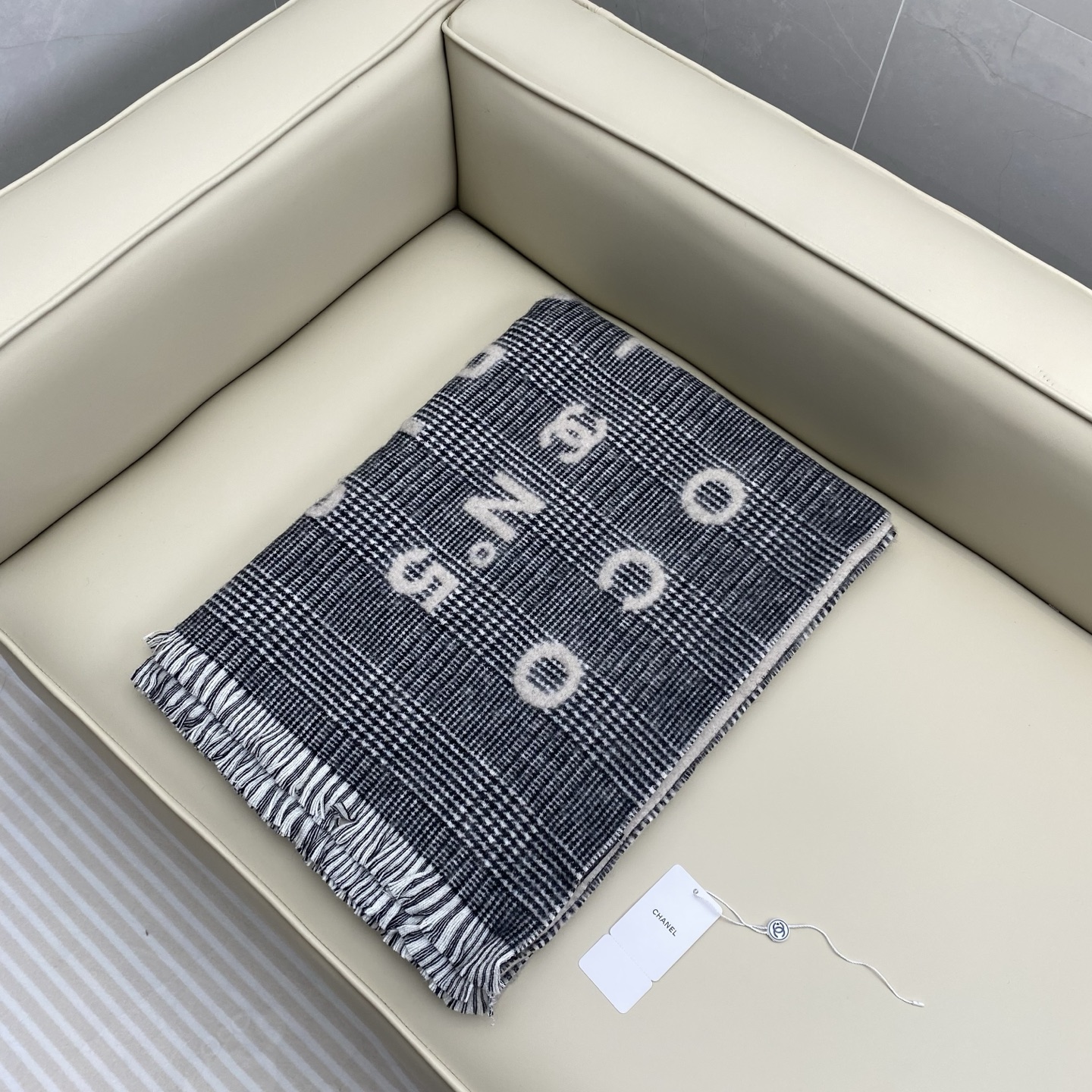  𝐂𝐡𝐚𝐧𝐞𝐥 • 𝟐𝟒𝐁 《Logo格纹围巾》
Size： 190x60cm 56%羊绒34%羊毛10