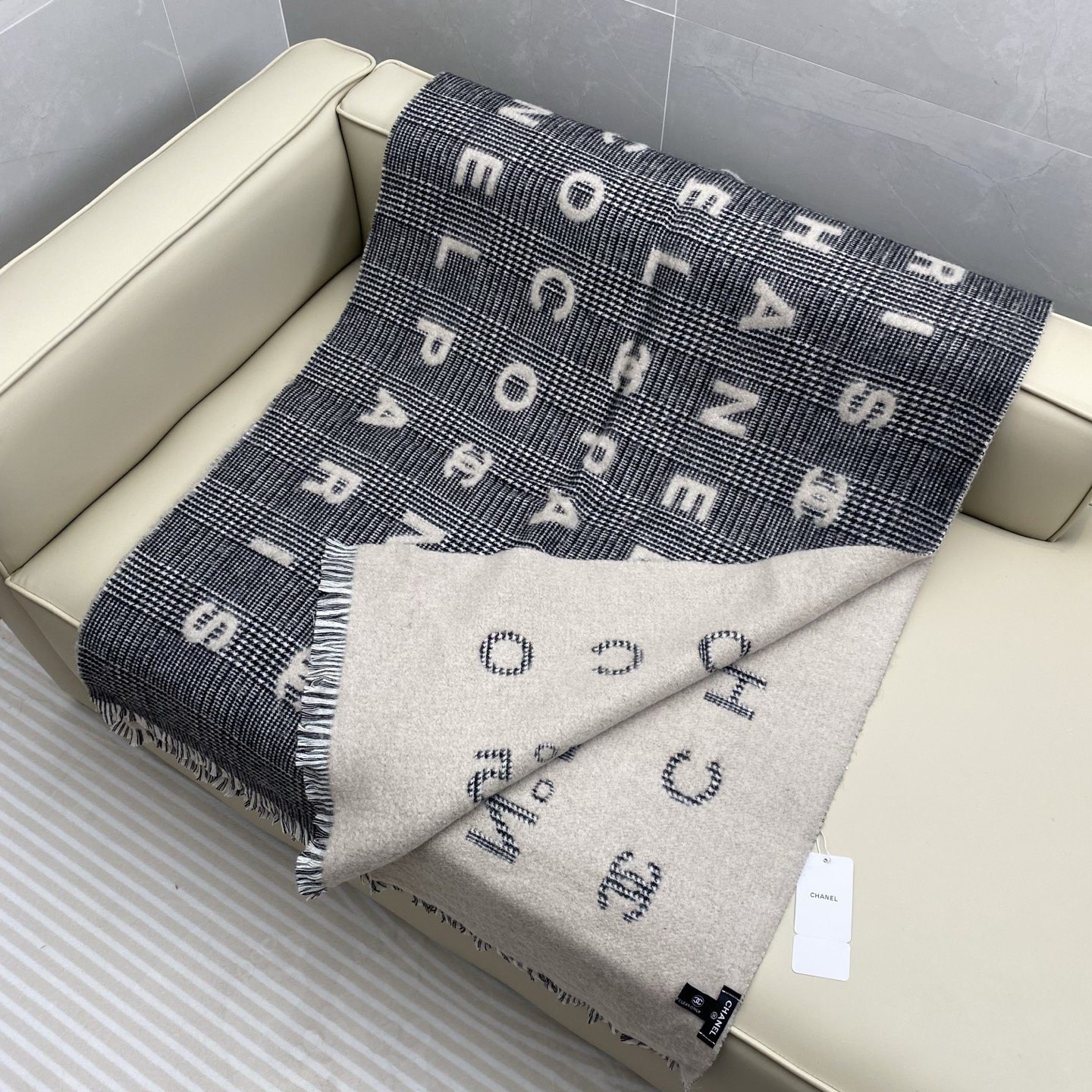  𝐂𝐡𝐚𝐧𝐞𝐥 • 𝟐𝟒𝐁 《Logo格纹围巾》
Size： 190x60cm 56%羊绒34%羊毛10