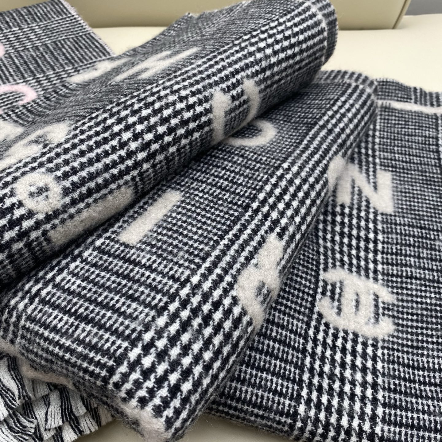  𝐂𝐡𝐚𝐧𝐞𝐥 • 𝟐𝟒𝐁 《Logo格纹围巾》
Size： 190x60cm 56%羊绒34%羊毛10