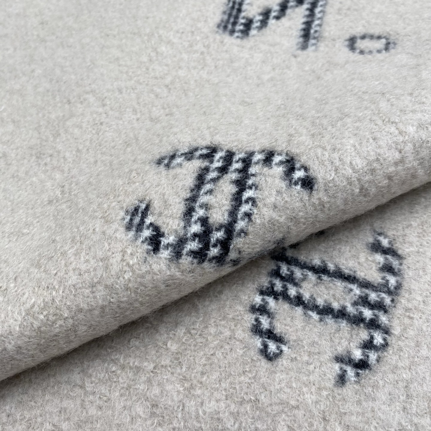  𝐂𝐡𝐚𝐧𝐞𝐥 • 𝟐𝟒𝐁 《Logo格纹围巾》
Size： 190x60cm 56%羊绒34%羊毛10