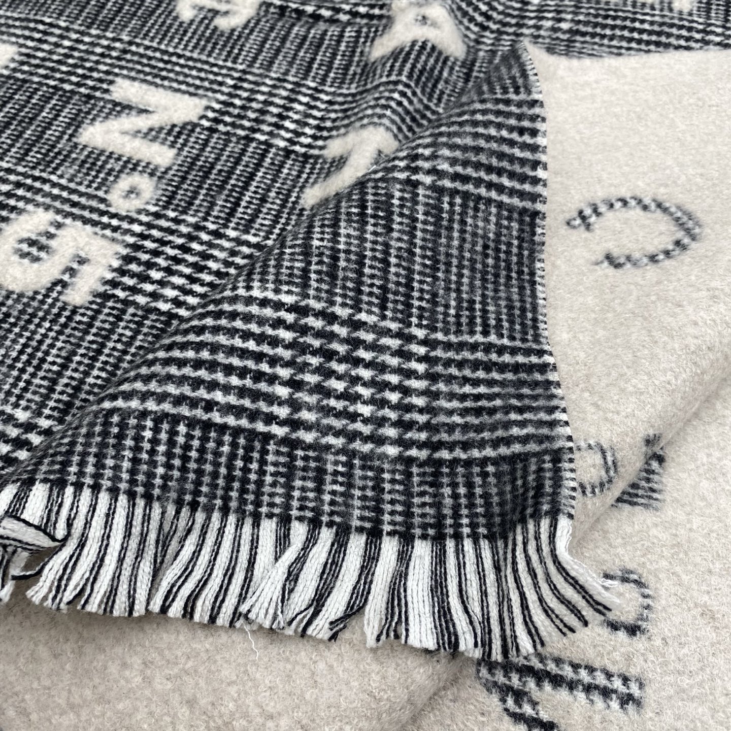  𝐂𝐡𝐚𝐧𝐞𝐥 • 𝟐𝟒𝐁 《Logo格纹围巾》
Size： 190x60cm 56%羊绒34%羊毛10