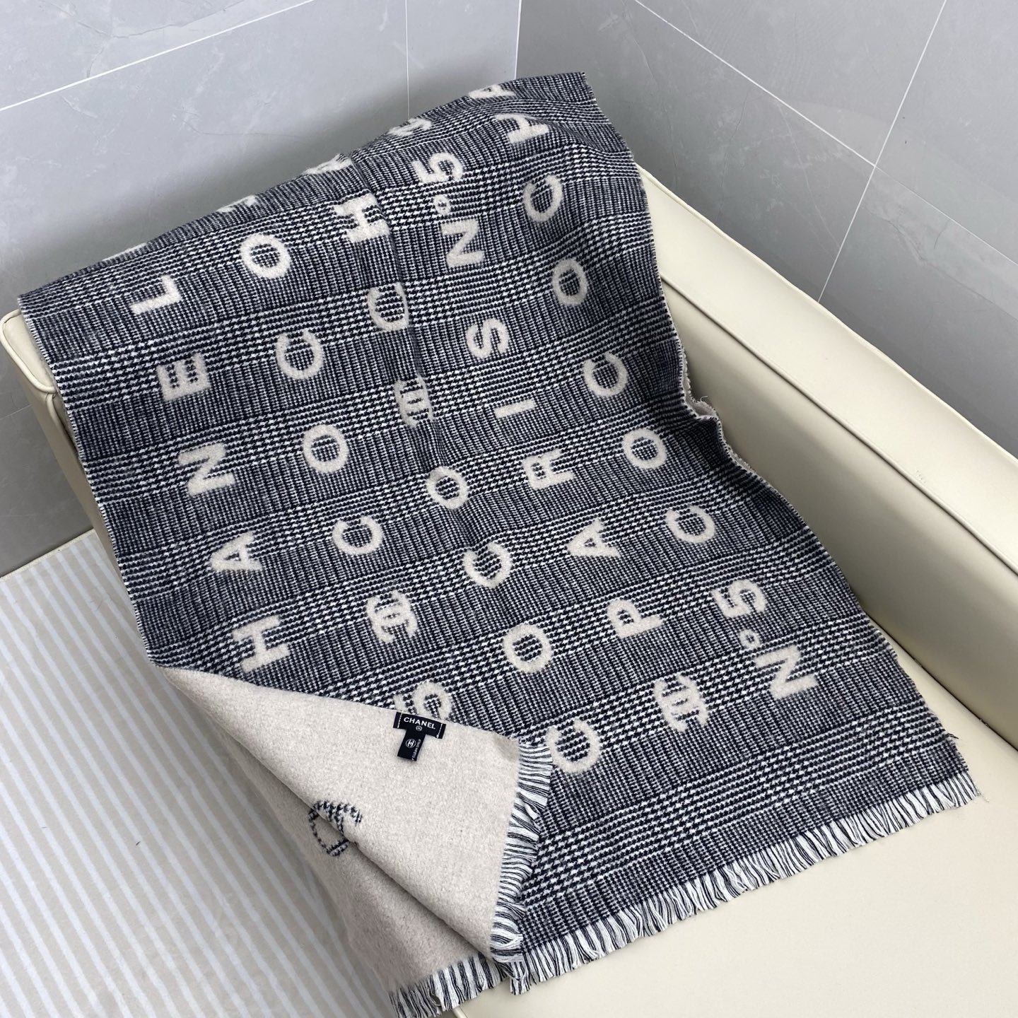  𝐂𝐡𝐚𝐧𝐞𝐥 • 𝟐𝟒𝐁 《Logo格纹围巾》
Size： 190x60cm 56%羊绒34%羊毛10