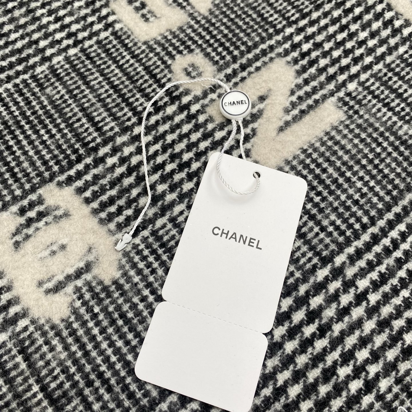  𝐂𝐡𝐚𝐧𝐞𝐥 • 𝟐𝟒𝐁 《Logo格纹围巾》
Size： 190x60cm 56%羊绒34%羊毛10