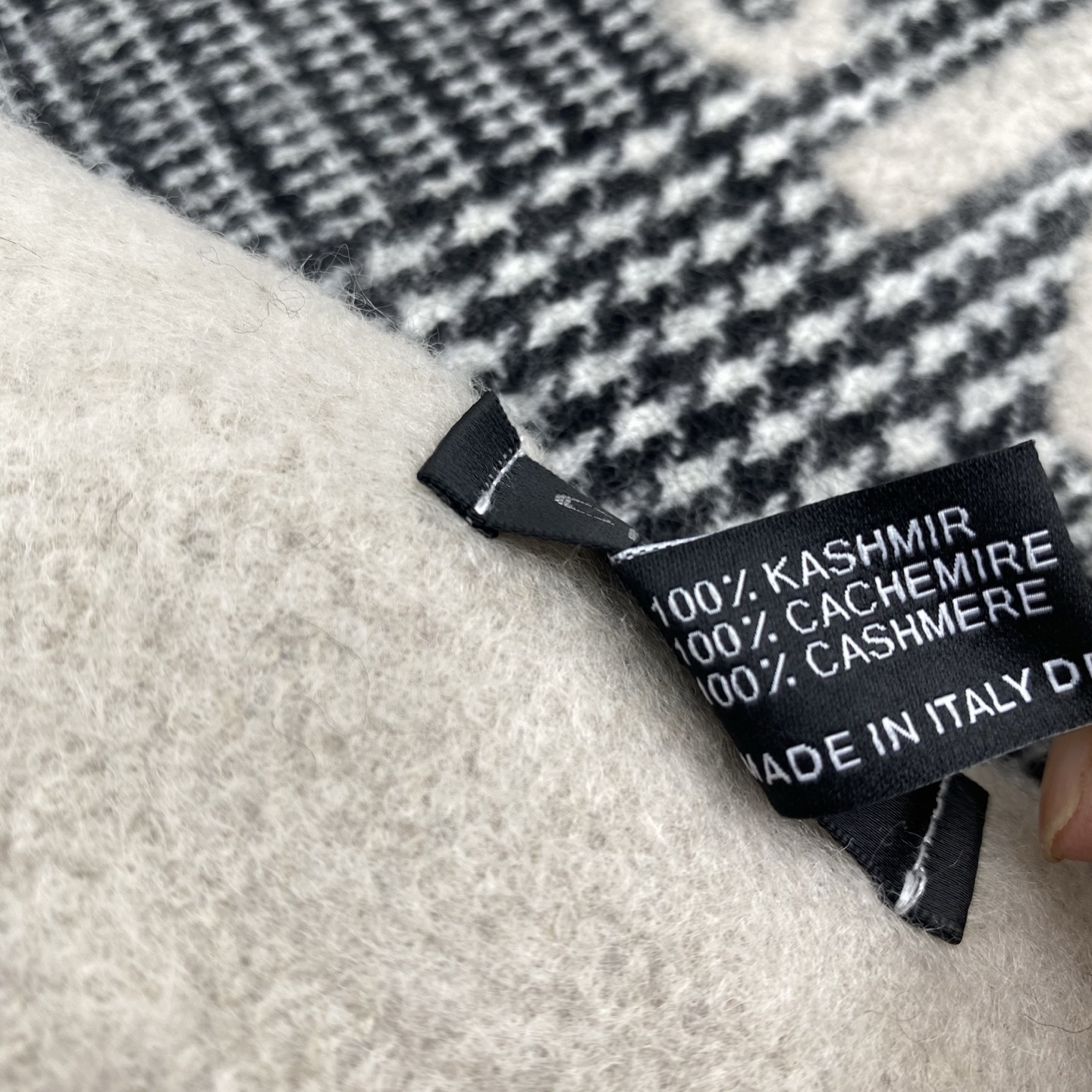  𝐂𝐡𝐚𝐧𝐞𝐥 • 𝟐𝟒𝐁 《Logo格纹围巾》
Size： 190x60cm 56%羊绒34%羊毛10