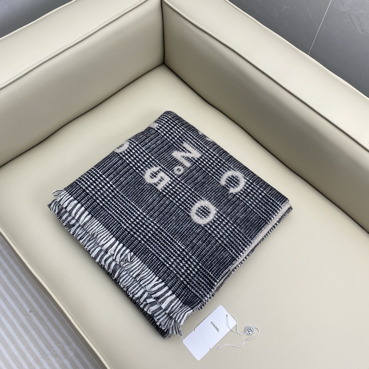  𝐂𝐡𝐚𝐧𝐞𝐥 • 𝟐𝟒𝐁 《Logo格纹围巾》
Size： 190x60cm 56%羊绒34%羊毛10