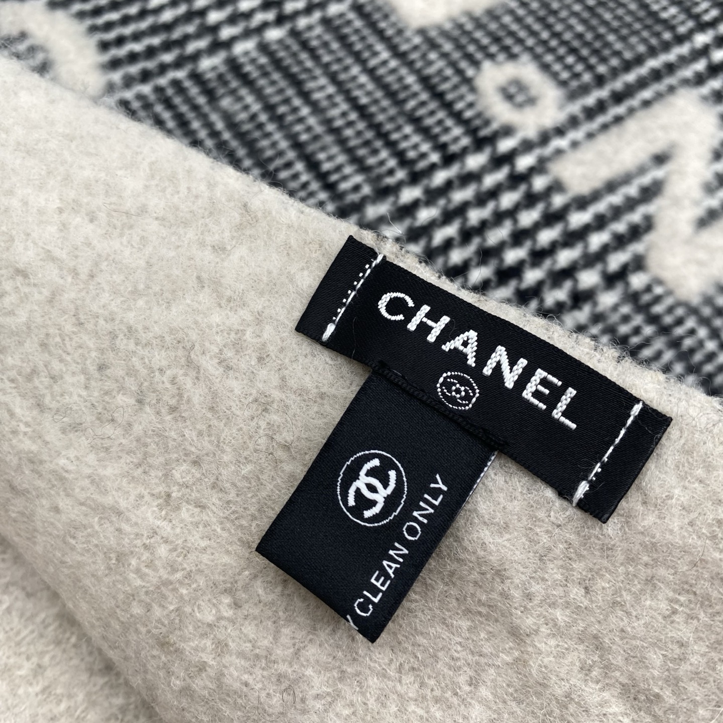  𝐂𝐡𝐚𝐧𝐞𝐥 • 𝟐𝟒𝐁 《Logo格纹围巾》
Size： 190x60cm 56%羊绒34%羊毛10