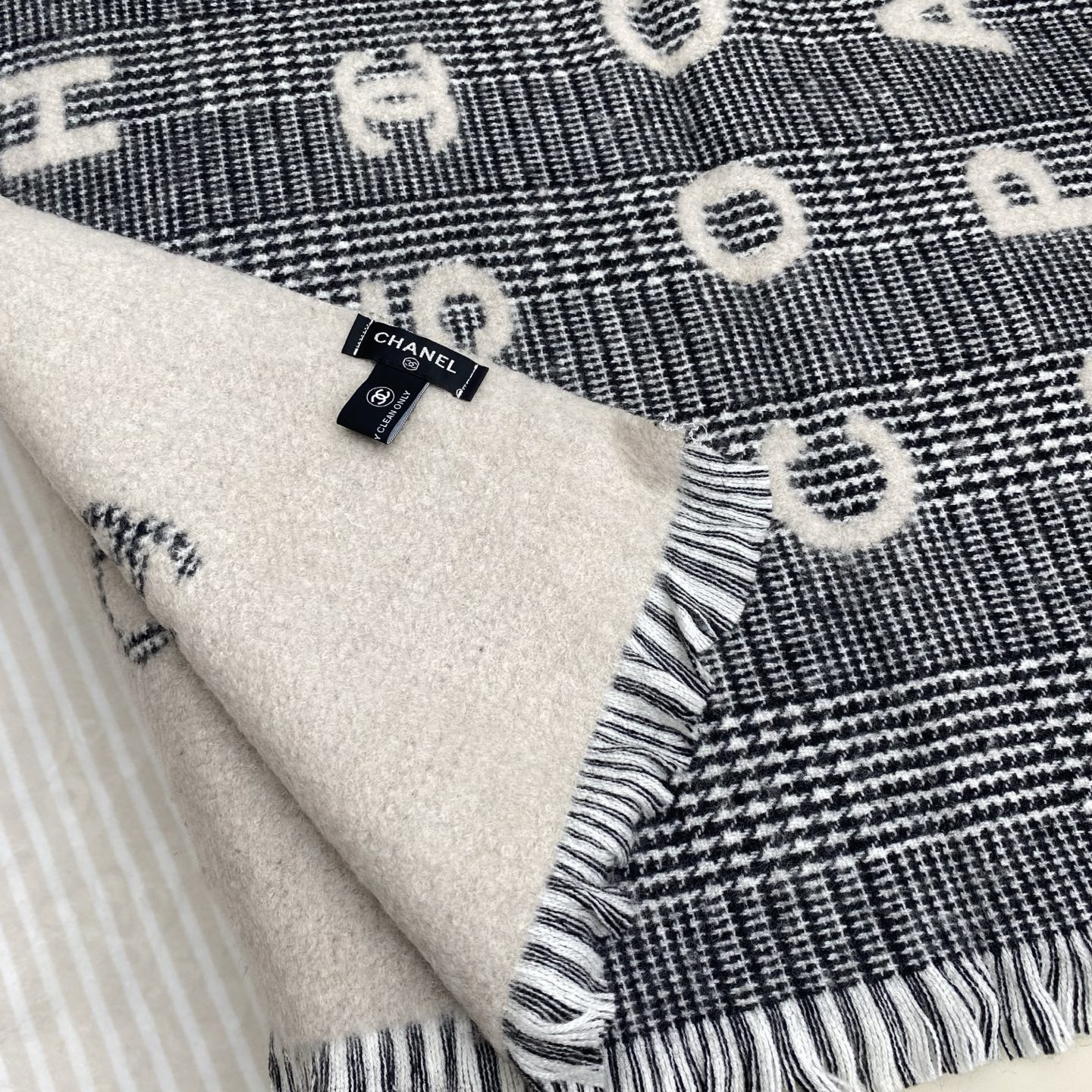  𝐂𝐡𝐚𝐧𝐞𝐥 • 𝟐𝟒𝐁 《Logo格纹围巾》
Size： 190x60cm 56%羊绒34%羊毛10