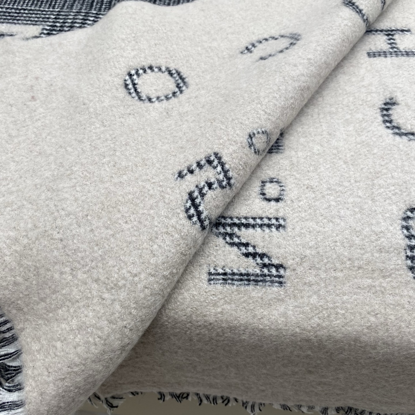  𝐂𝐡𝐚𝐧𝐞𝐥 • 𝟐𝟒𝐁 《Logo格纹围巾》
Size： 190x60cm 56%羊绒34%羊毛10