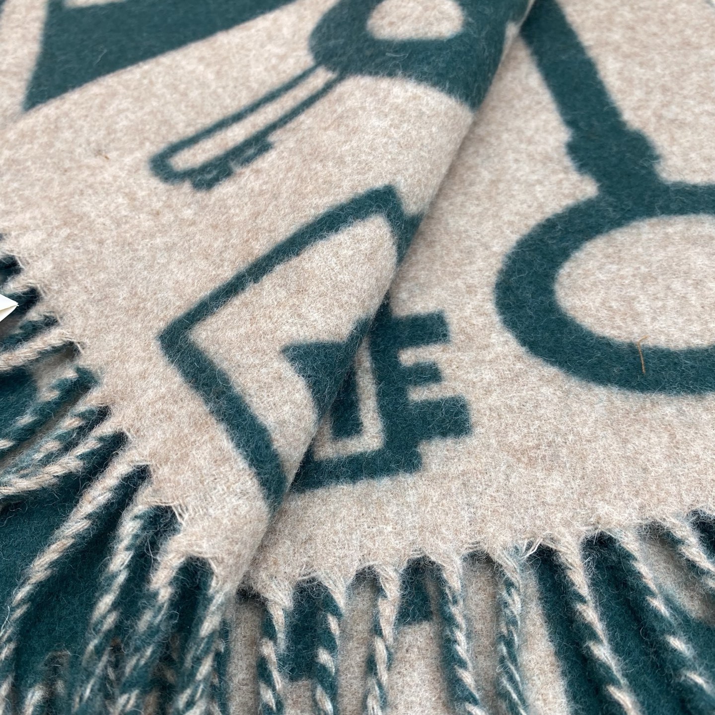 全网都爱的一款H钥匙双面羊绒围巾，Casaque Porte-Clefs 独特的设计图案彰显品牌卓越的艺