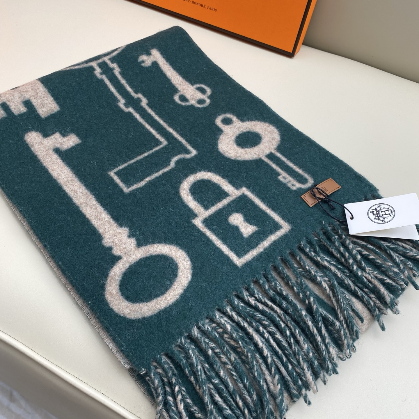 全网都爱的一款H钥匙双面羊绒围巾，Casaque Porte-Clefs 独特的设计图案彰显品牌卓越的艺