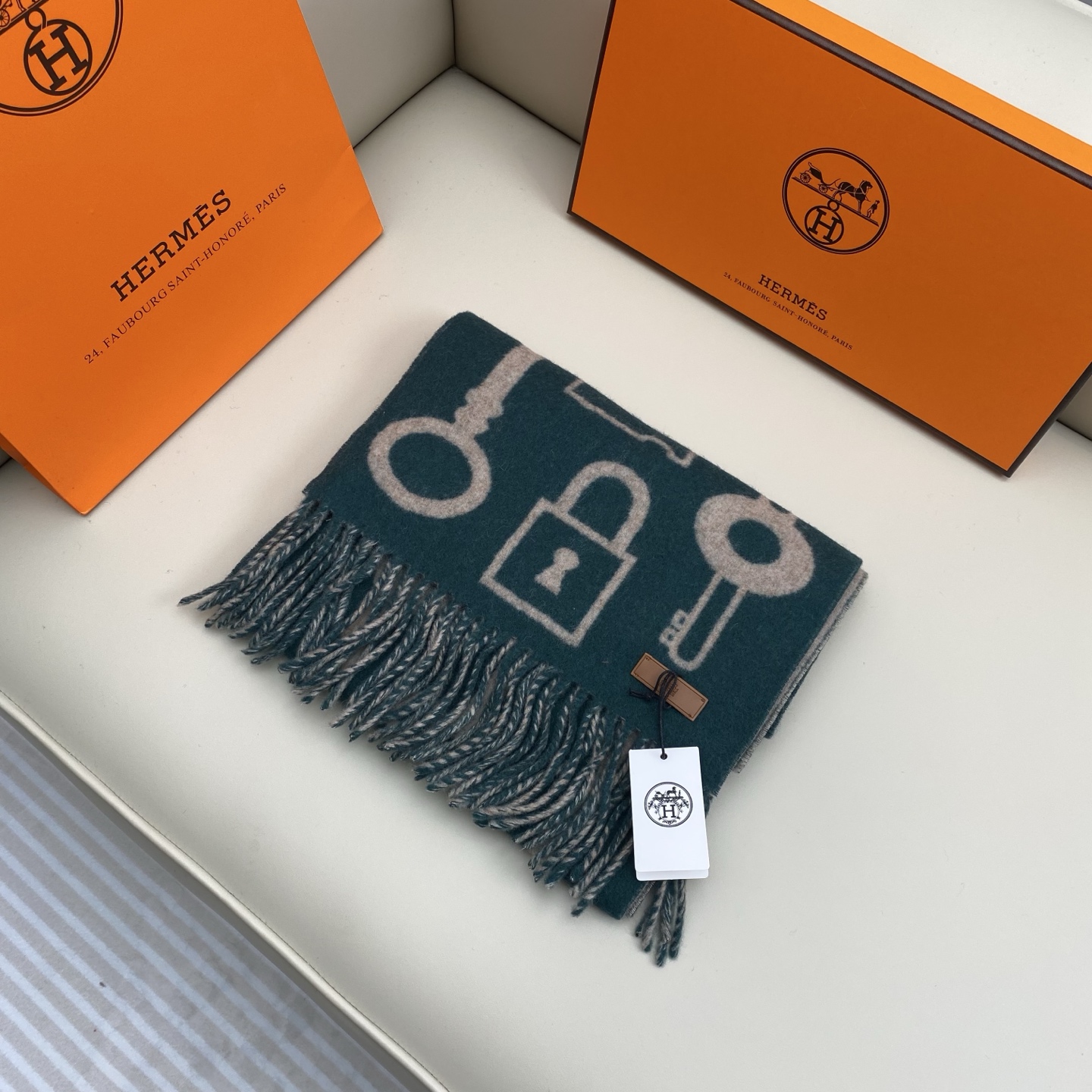 全网都爱的一款H钥匙双面羊绒围巾，Casaque Porte-Clefs 独特的设计图案彰显品牌卓越的艺