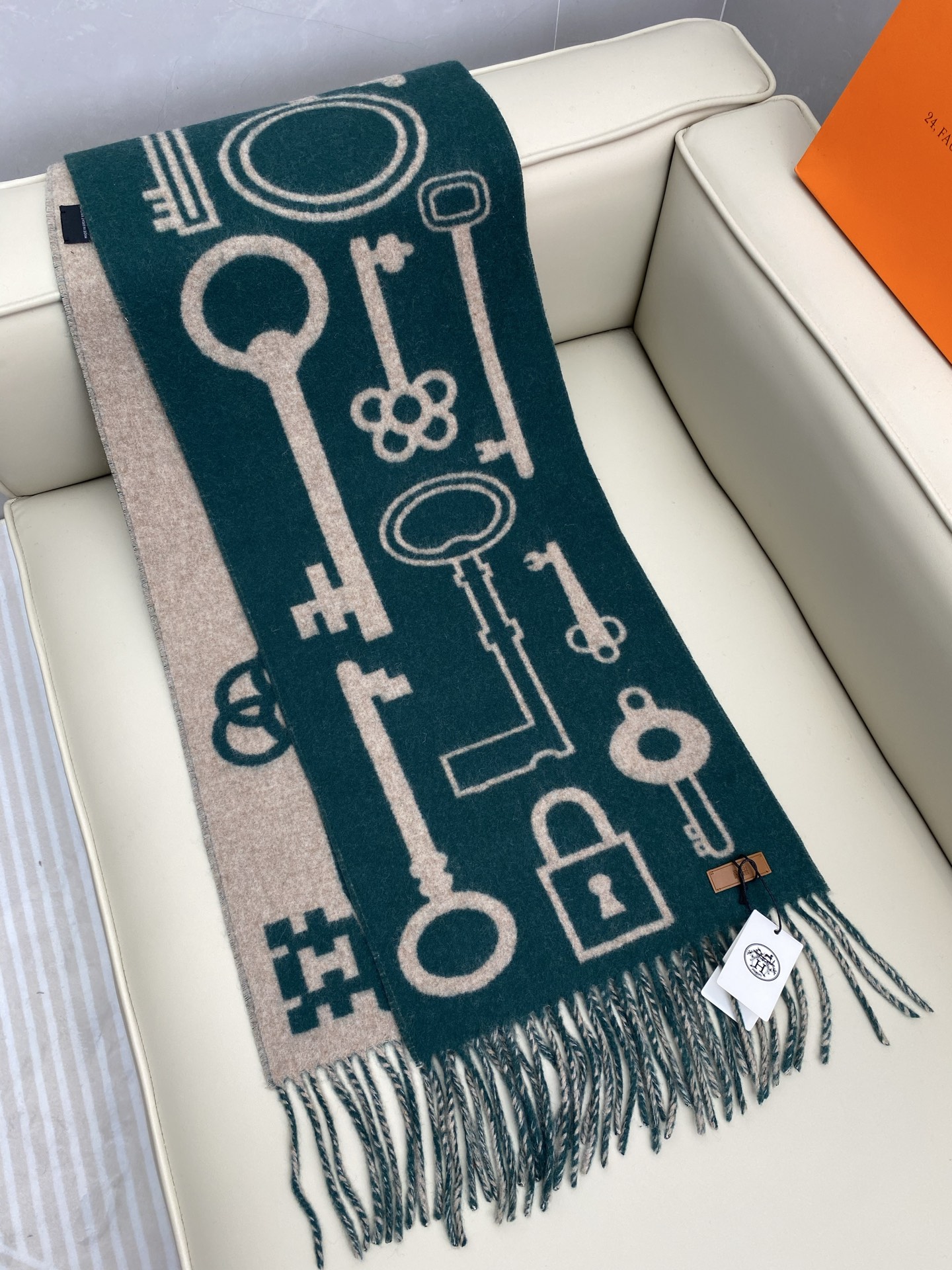 全网都爱的一款H钥匙双面羊绒围巾，Casaque Porte-Clefs 独特的设计图案彰显品牌卓越的艺