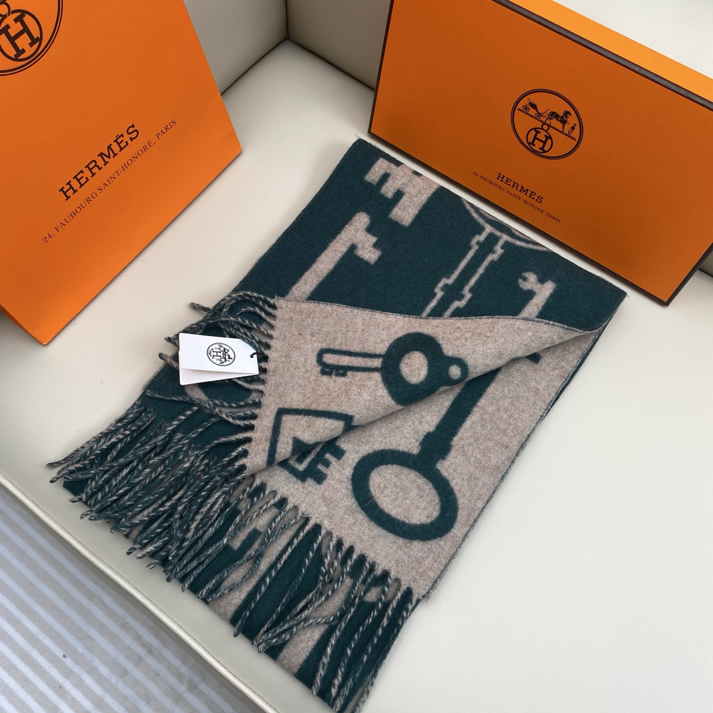 全网都爱的一款H钥匙双面羊绒围巾，Casaque Porte-Clefs 独特的设计图案彰显品牌卓越的艺