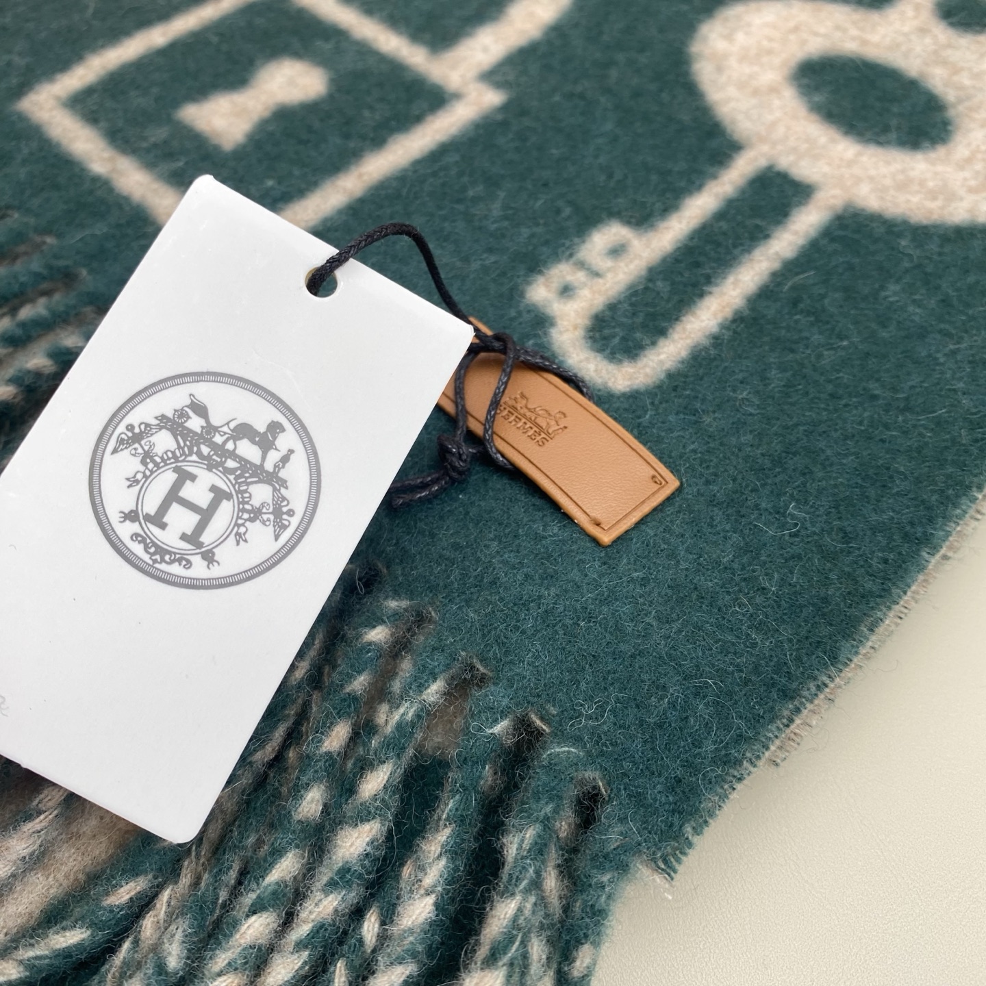 全网都爱的一款H钥匙双面羊绒围巾，Casaque Porte-Clefs 独特的设计图案彰显品牌卓越的艺