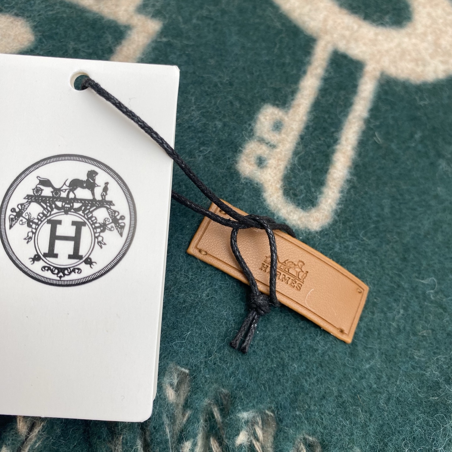 全网都爱的一款H钥匙双面羊绒围巾，Casaque Porte-Clefs 独特的设计图案彰显品牌卓越的艺