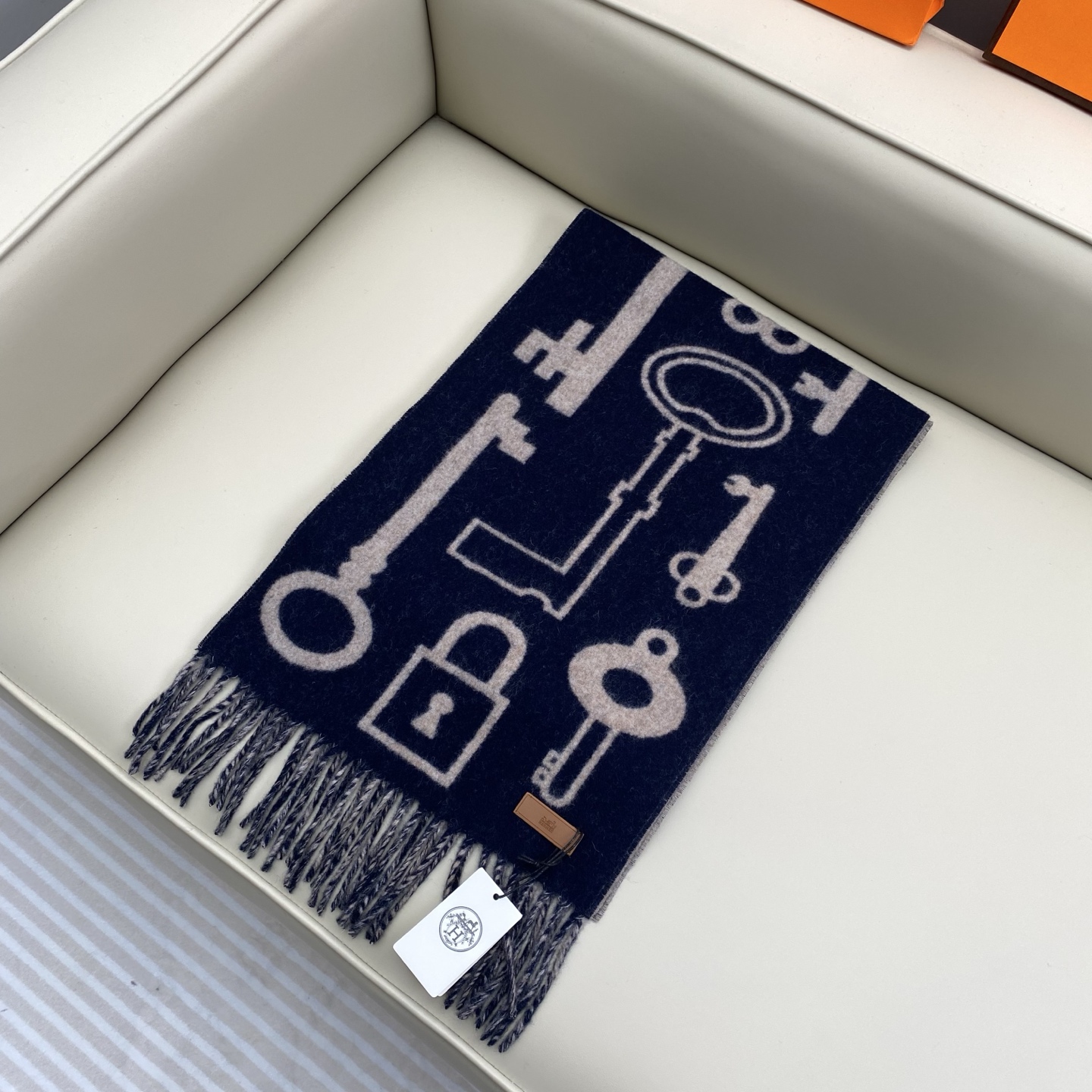 全网都爱的一款H钥匙双面羊绒围巾，Casaque Porte-Clefs 独特的设计图案彰显品牌卓越的艺