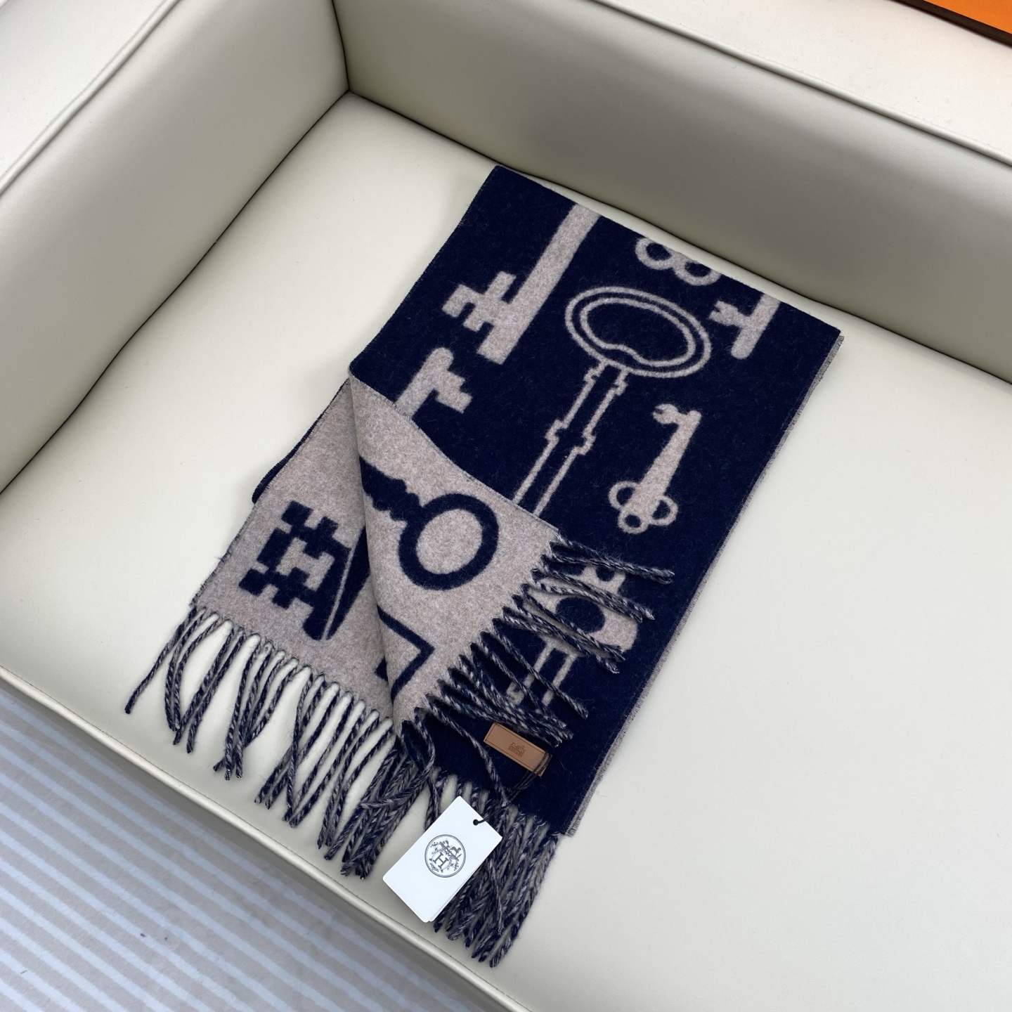 全网都爱的一款H钥匙双面羊绒围巾，Casaque Porte-Clefs 独特的设计图案彰显品牌卓越的艺