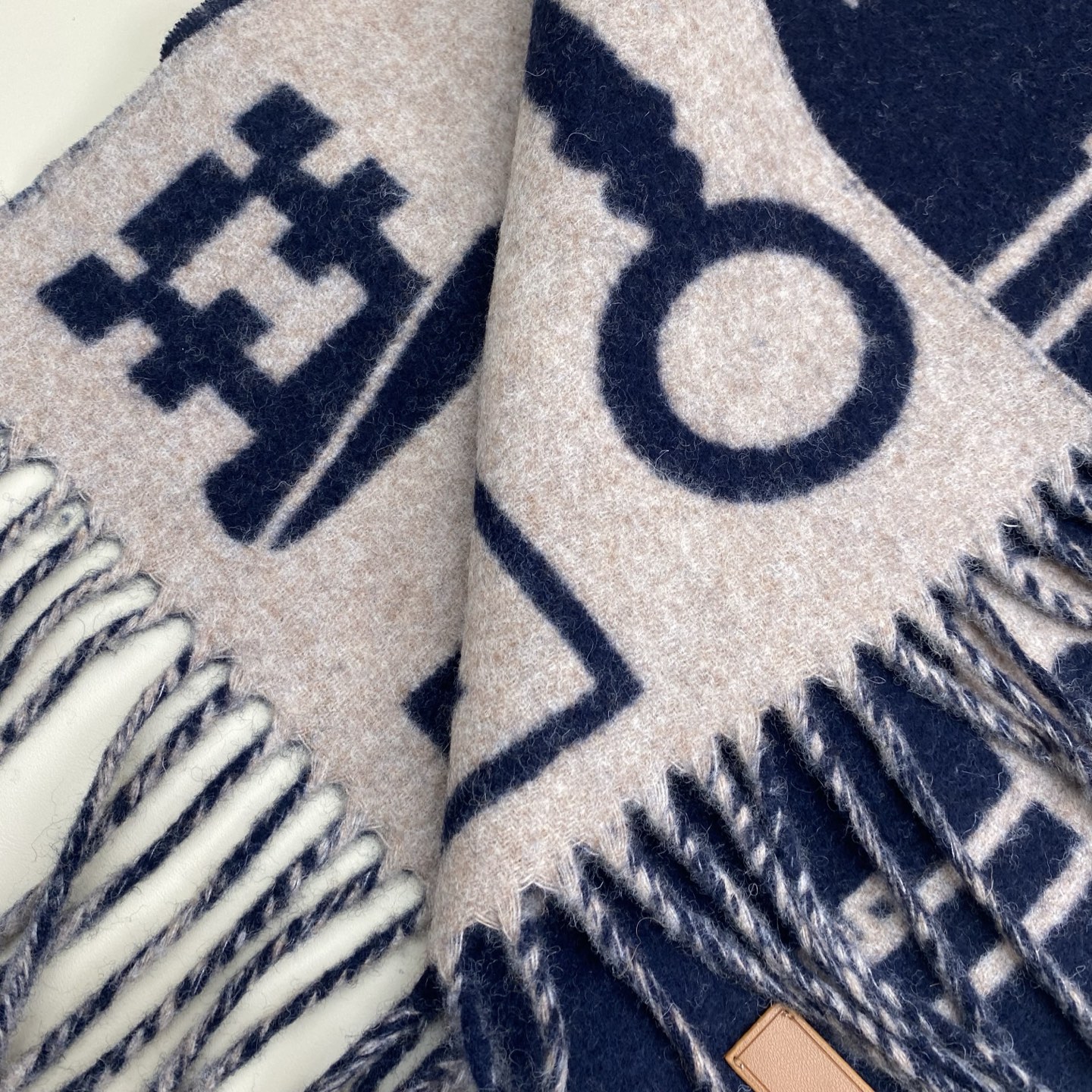 全网都爱的一款H钥匙双面羊绒围巾，Casaque Porte-Clefs 独特的设计图案彰显品牌卓越的艺