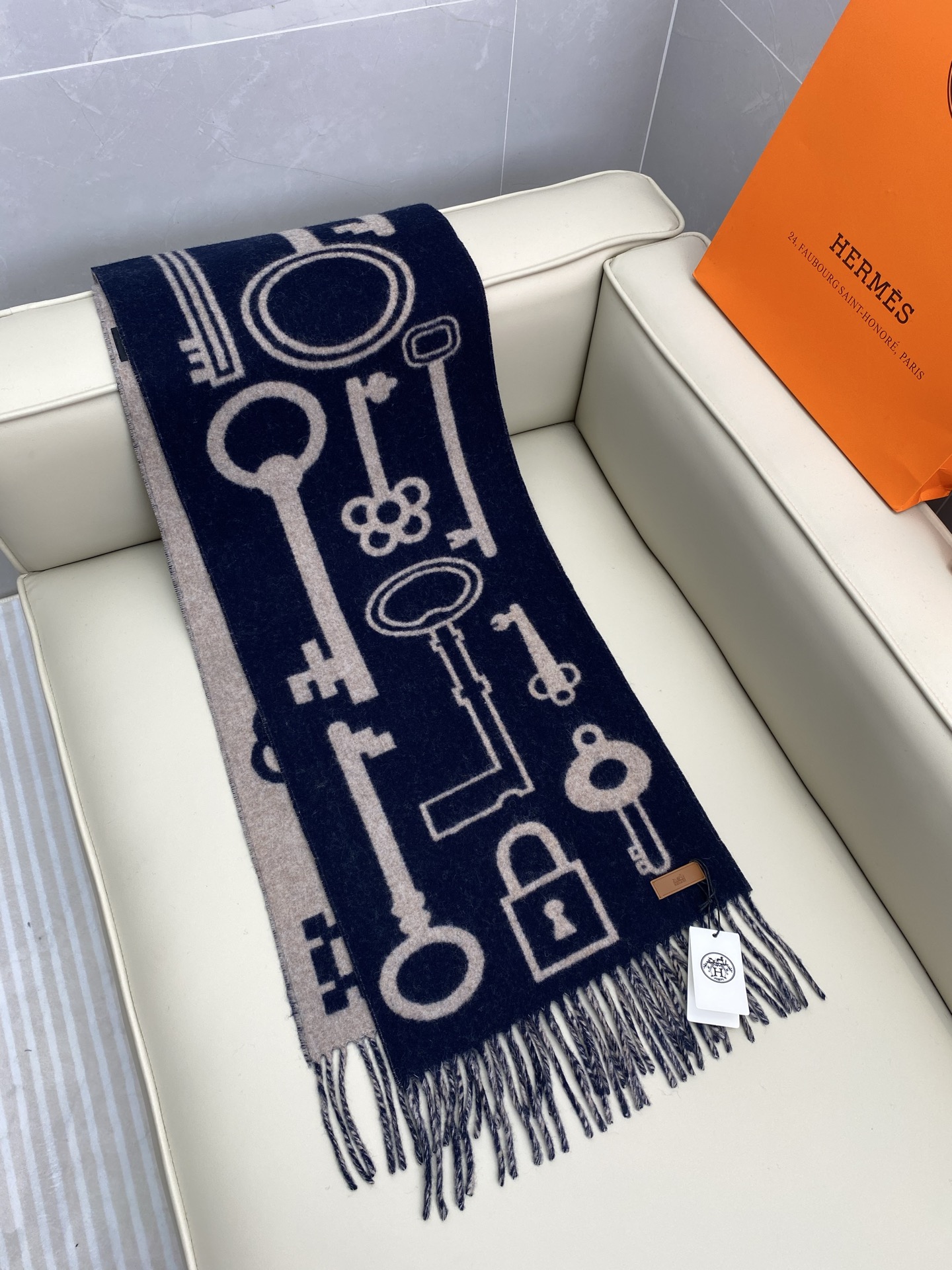 全网都爱的一款H钥匙双面羊绒围巾，Casaque Porte-Clefs 独特的设计图案彰显品牌卓越的艺