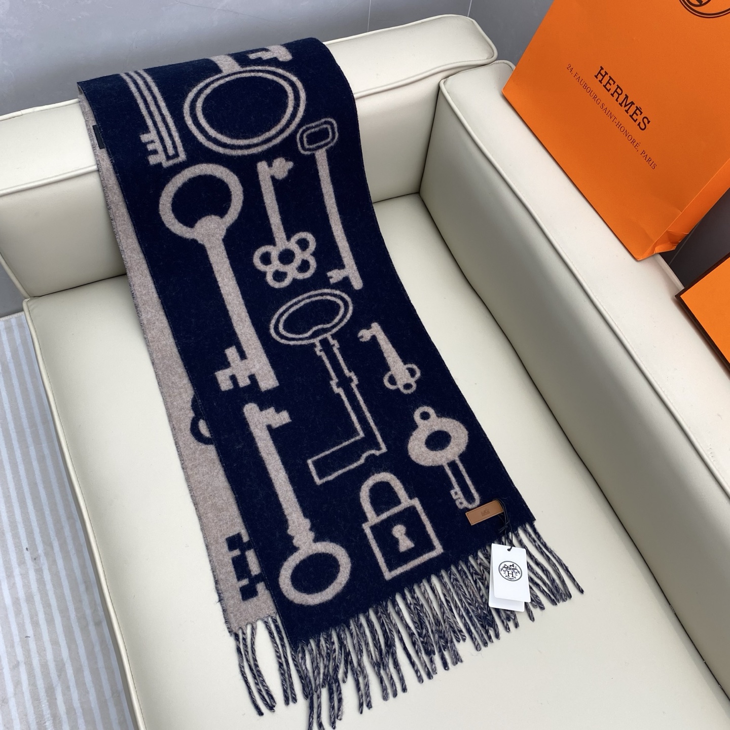 全网都爱的一款H钥匙双面羊绒围巾，Casaque Porte-Clefs 独特的设计图案彰显品牌卓越的艺