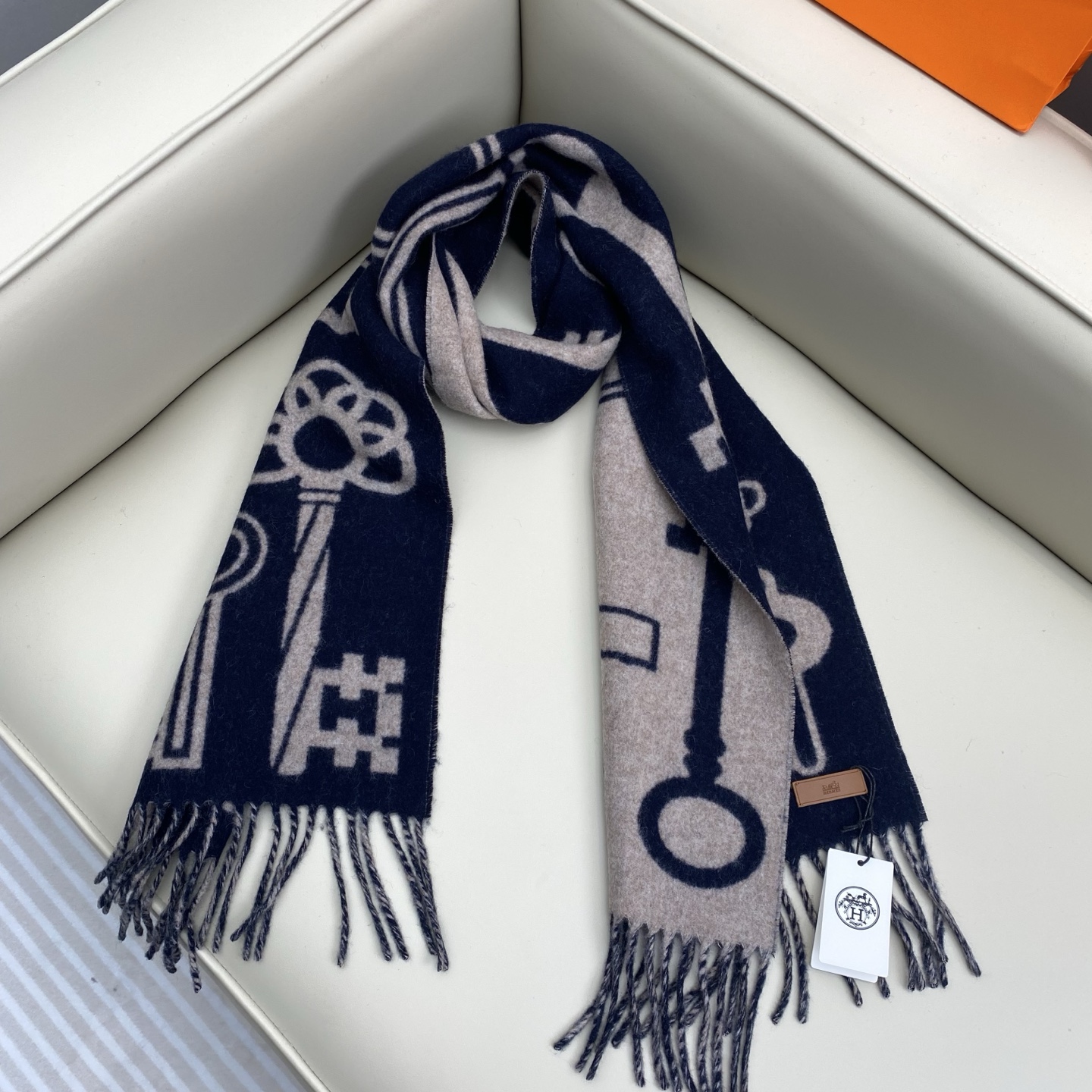 全网都爱的一款H钥匙双面羊绒围巾，Casaque Porte-Clefs 独特的设计图案彰显品牌卓越的艺