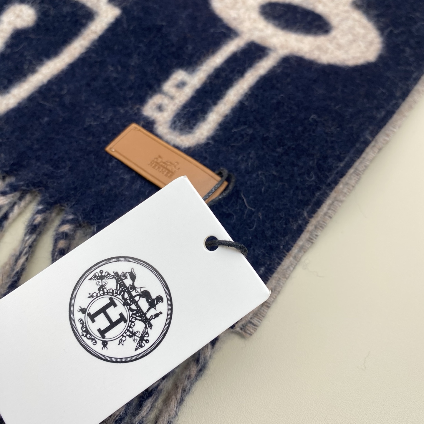 全网都爱的一款H钥匙双面羊绒围巾，Casaque Porte-Clefs 独特的设计图案彰显品牌卓越的艺