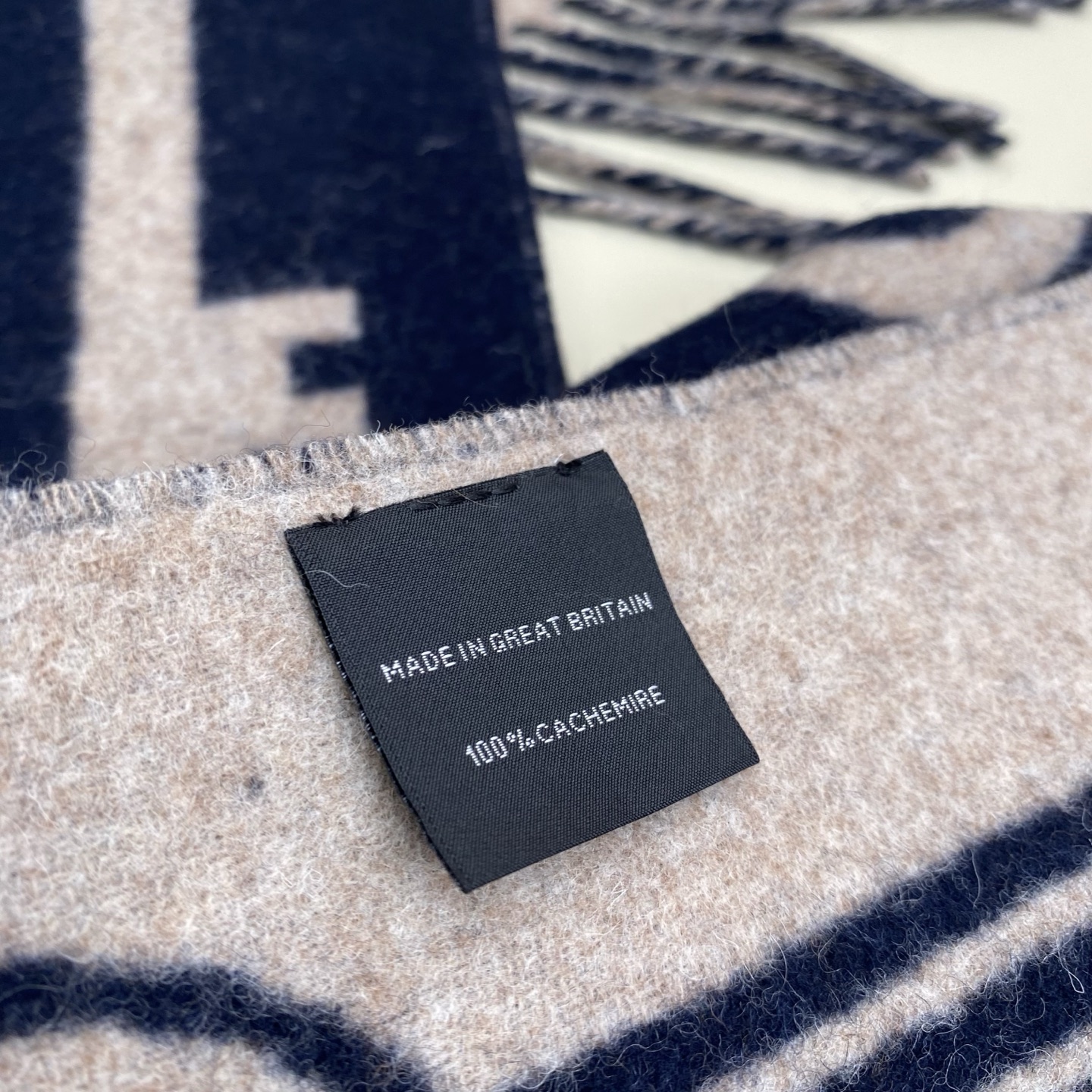 全网都爱的一款H钥匙双面羊绒围巾，Casaque Porte-Clefs 独特的设计图案彰显品牌卓越的艺