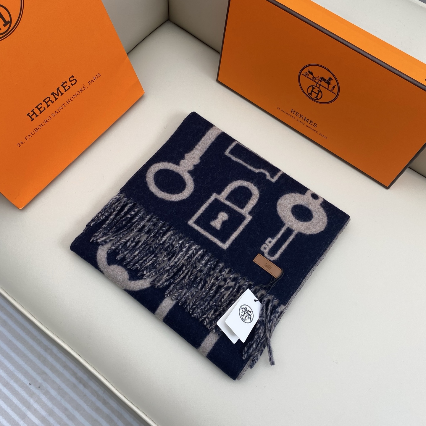 全网都爱的一款H钥匙双面羊绒围巾，Casaque Porte-Clefs 独特的设计图案彰显品牌卓越的艺