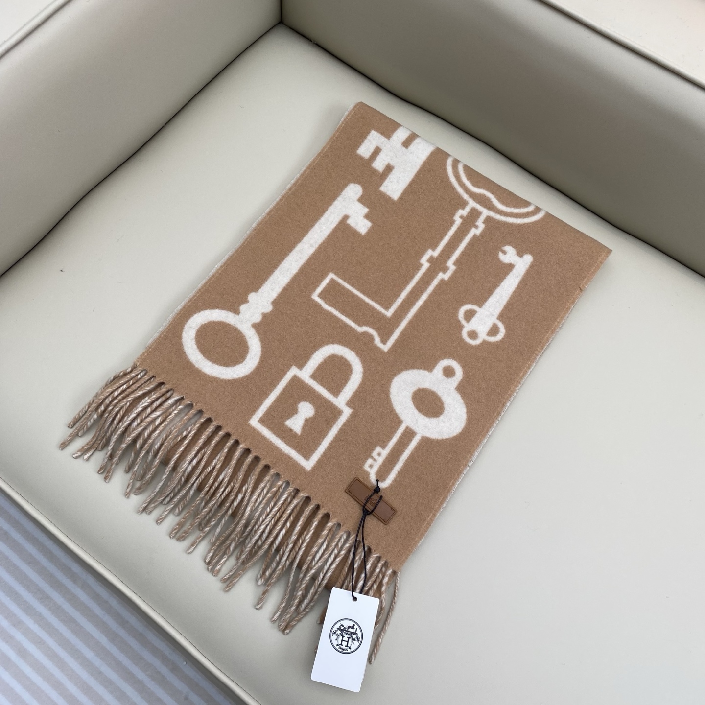 全网都爱的一款H钥匙双面羊绒围巾，Casaque Porte-Clefs 独特的设计图案彰显品牌卓越的艺