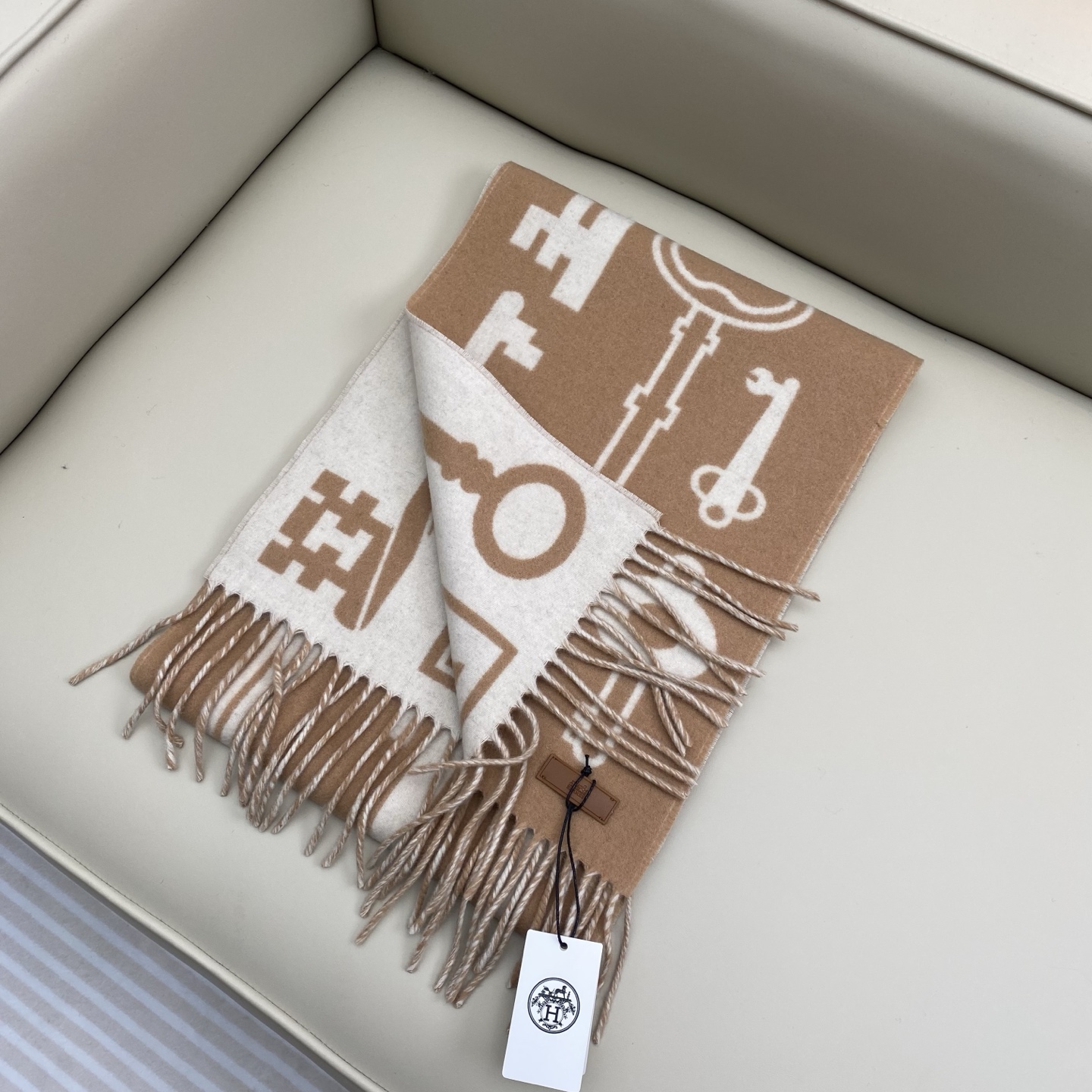 全网都爱的一款H钥匙双面羊绒围巾，Casaque Porte-Clefs 独特的设计图案彰显品牌卓越的艺