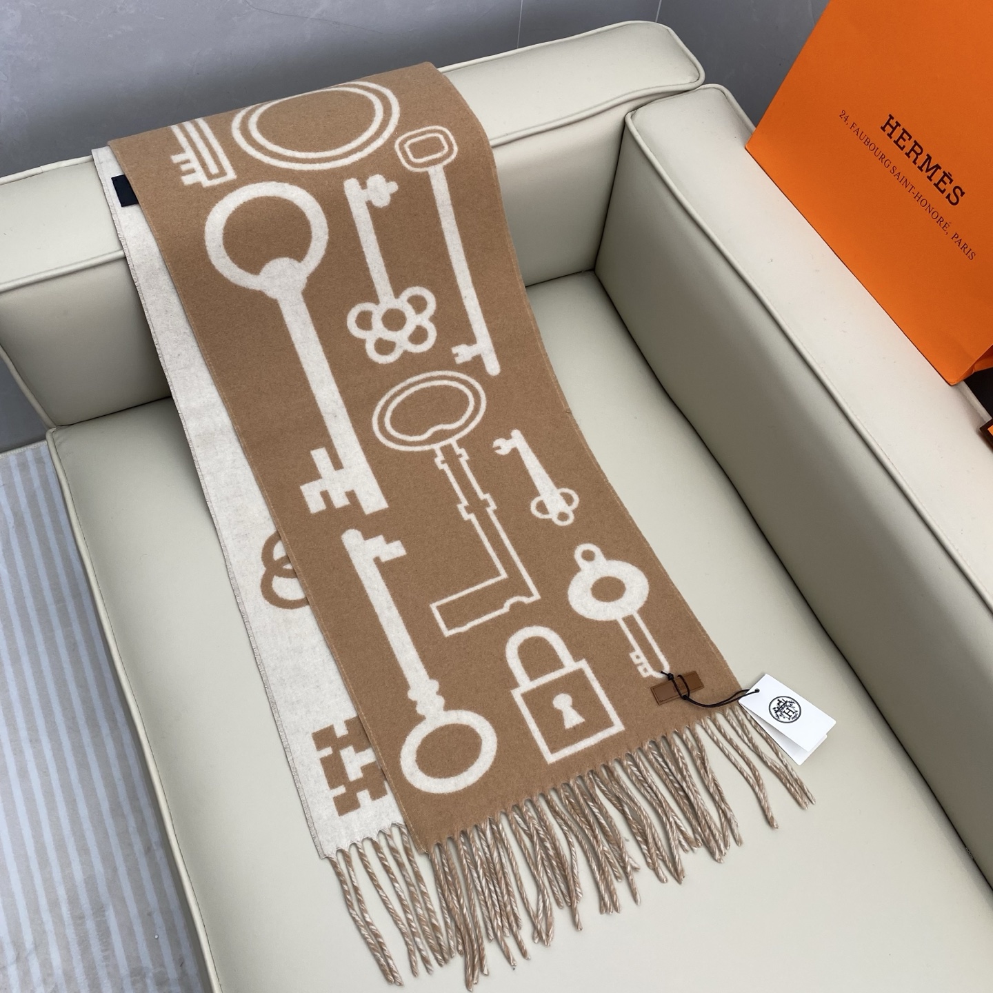 全网都爱的一款H钥匙双面羊绒围巾，Casaque Porte-Clefs 独特的设计图案彰显品牌卓越的艺