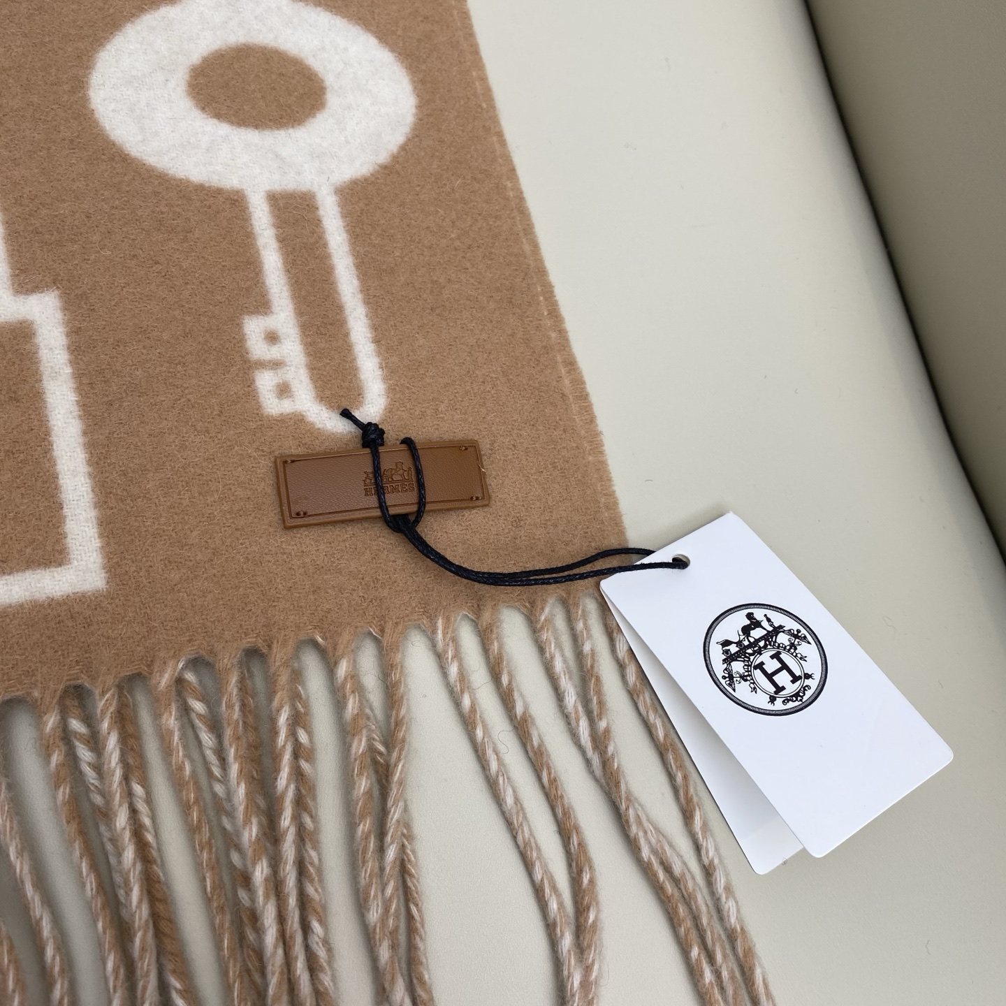 全网都爱的一款H钥匙双面羊绒围巾，Casaque Porte-Clefs 独特的设计图案彰显品牌卓越的艺