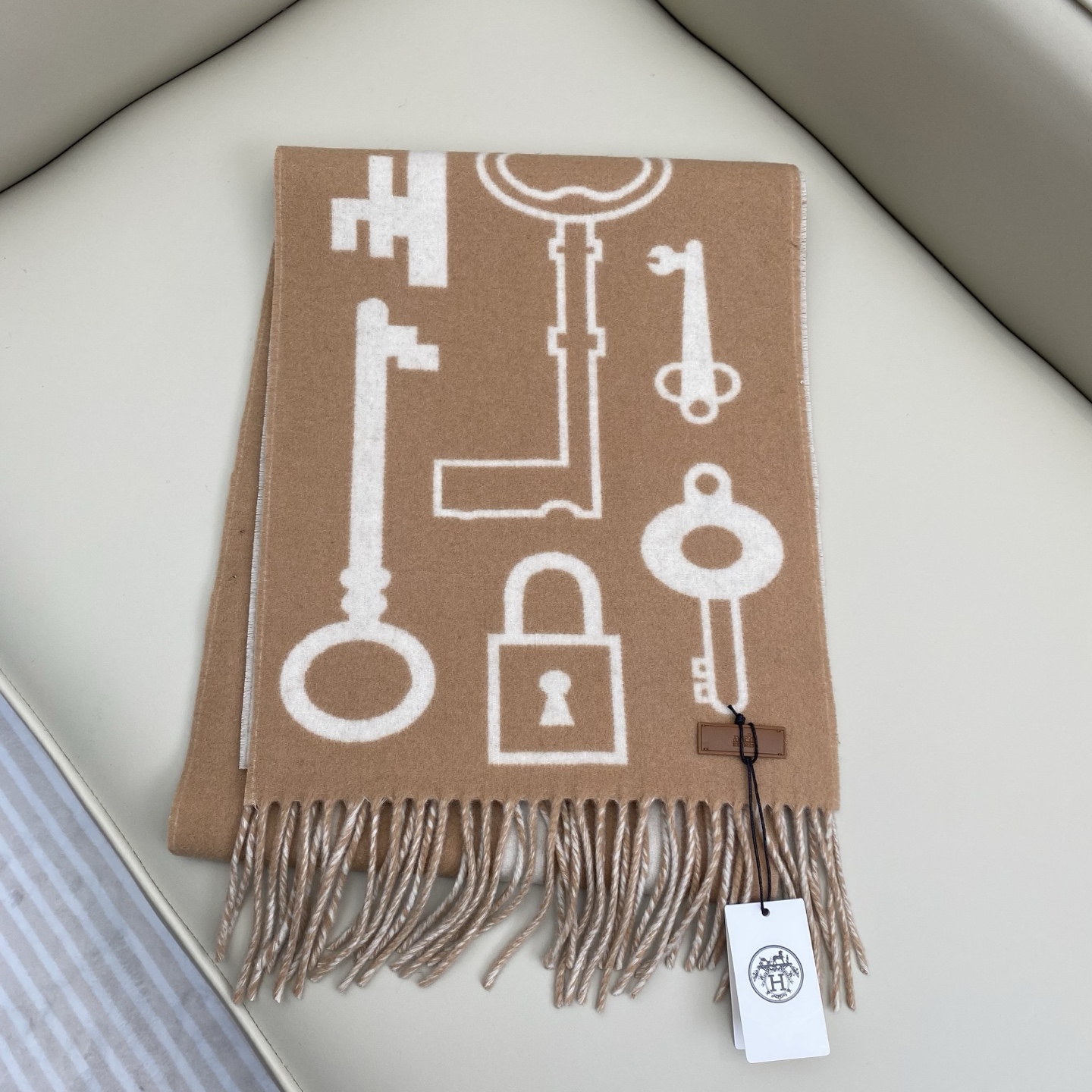 全网都爱的一款H钥匙双面羊绒围巾，Casaque Porte-Clefs 独特的设计图案彰显品牌卓越的艺