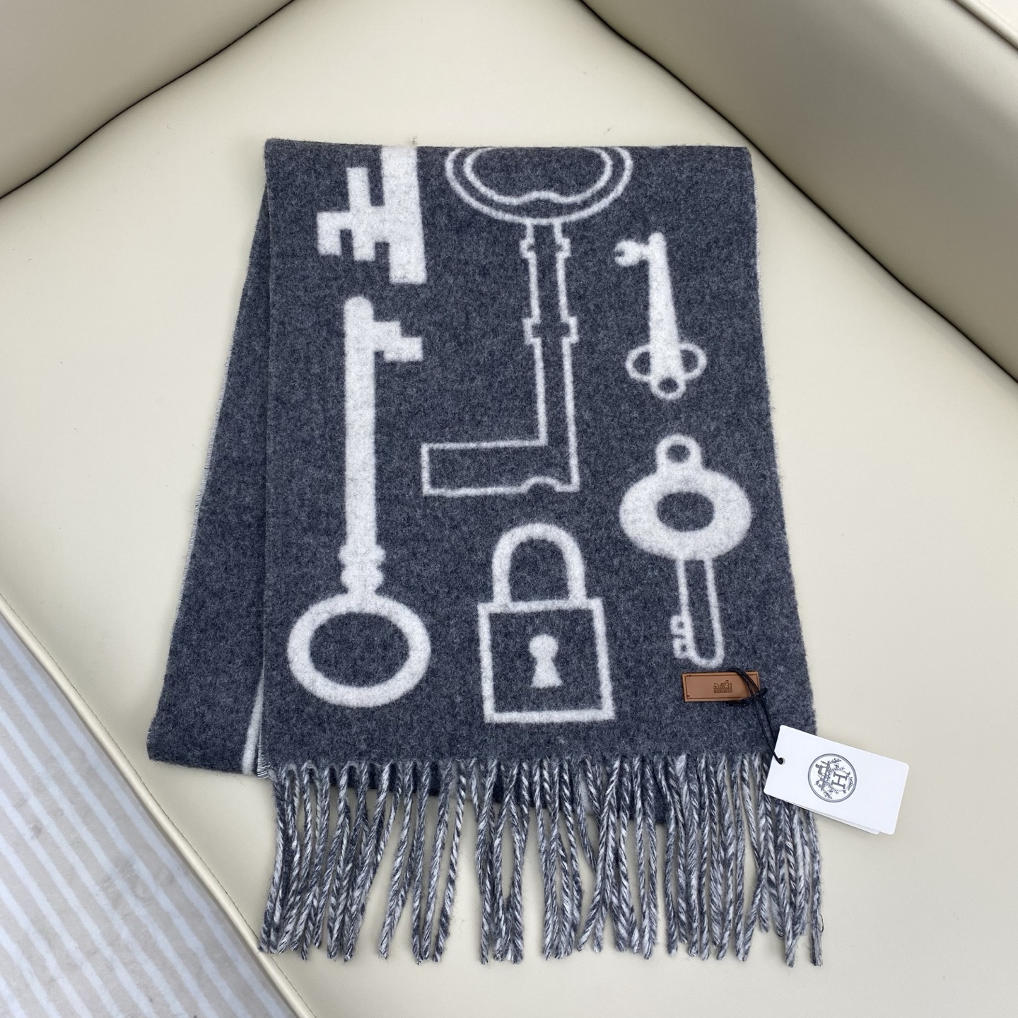 全网都爱的一款H钥匙双面羊绒围巾，Casaque Porte-Clefs 独特的设计图案彰显品牌卓越的艺