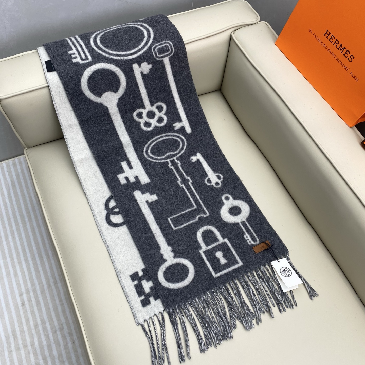 全网都爱的一款H钥匙双面羊绒围巾，Casaque Porte-Clefs 独特的设计图案彰显品牌卓越的艺